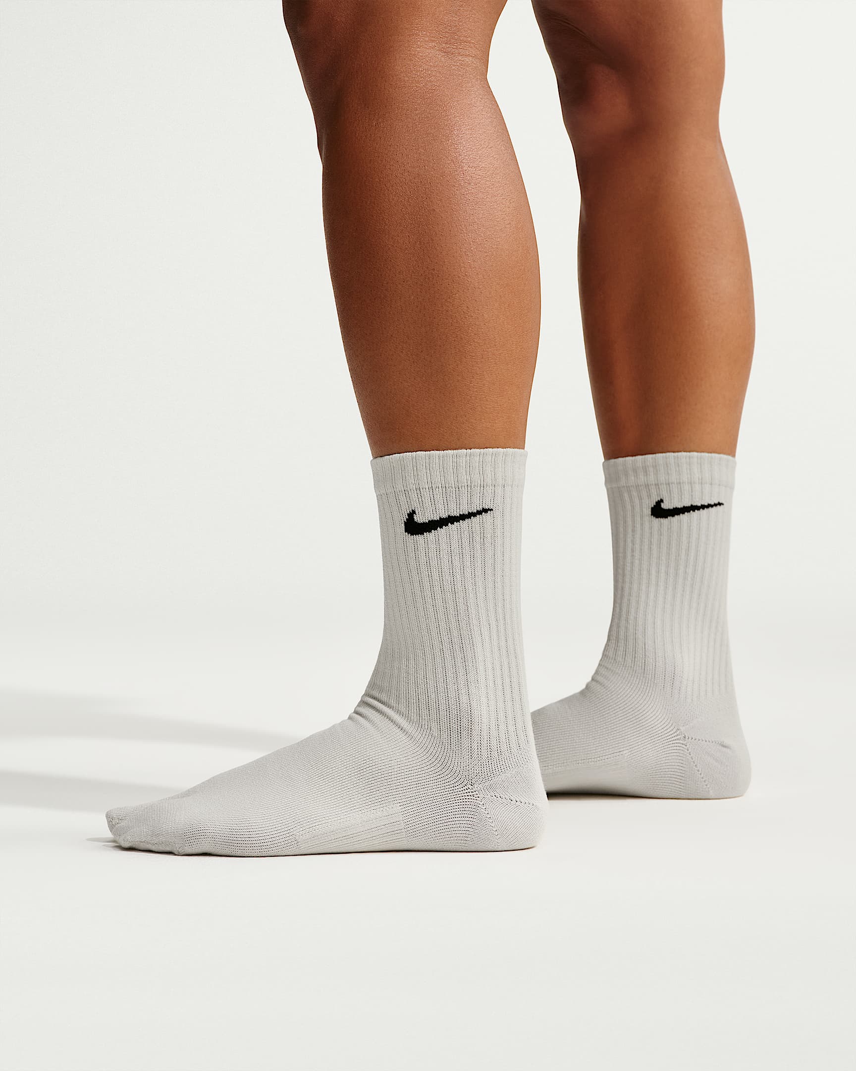 Nike Everyday Plus "Rift" 轻便型速干分趾式中筒运动袜（1 双） - 浅骨色/黑
