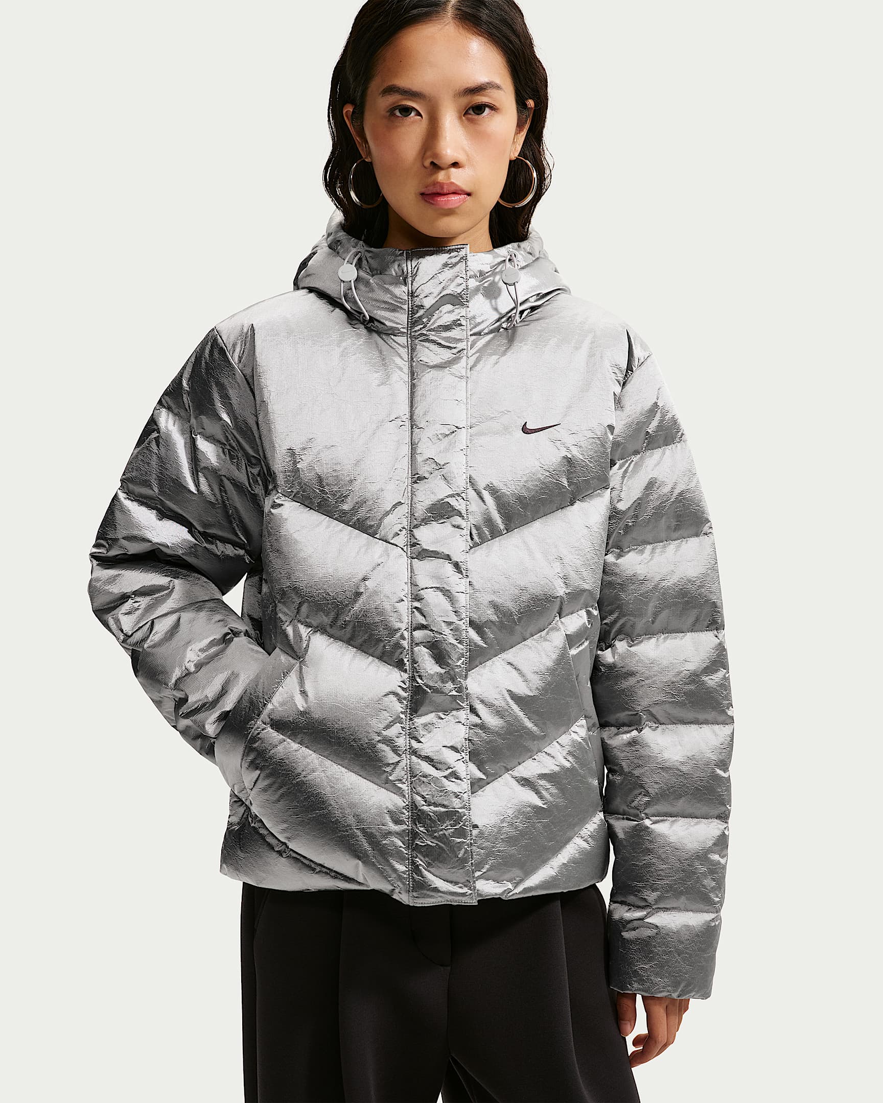 Nike Sportswear Windpuffer Therma-FIT 女子亮面宽松连帽羽绒夹克 - 金属银/浅烟灰/黑