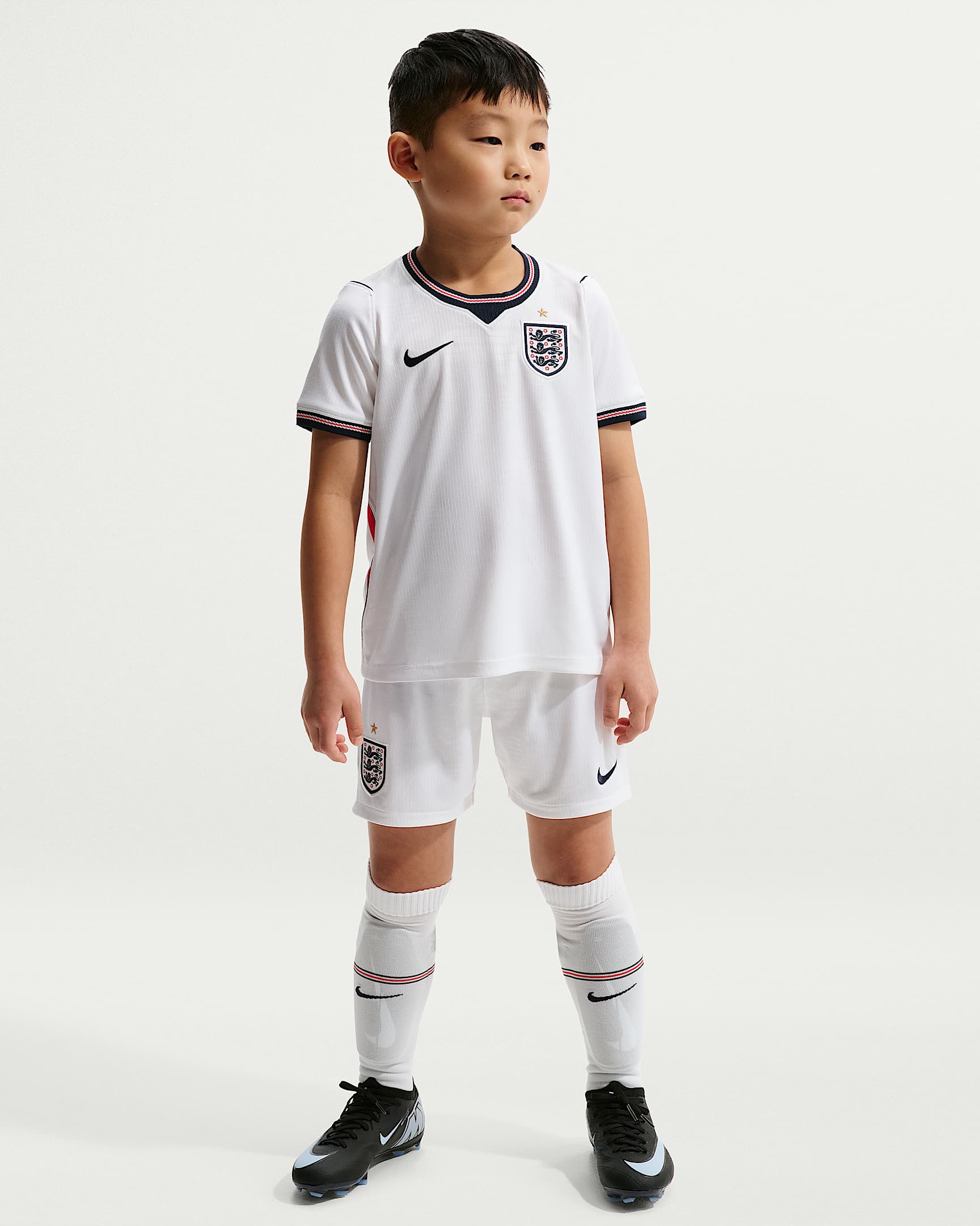 2026 赛季英格兰队主场球迷版 Nike 幼童球衣、短裤和足球袜套装 - 白色/速度红/黑曜石色/黑曜石色