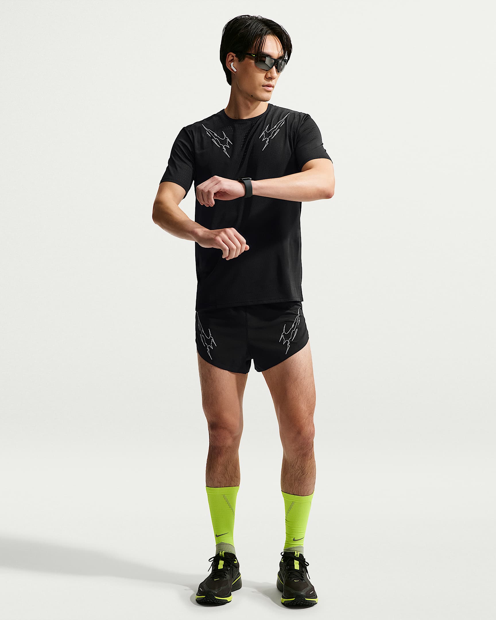 Nike AeroSwift Dri-FIT ADV 男子速干跑步短裤（含衬裤） - 黑