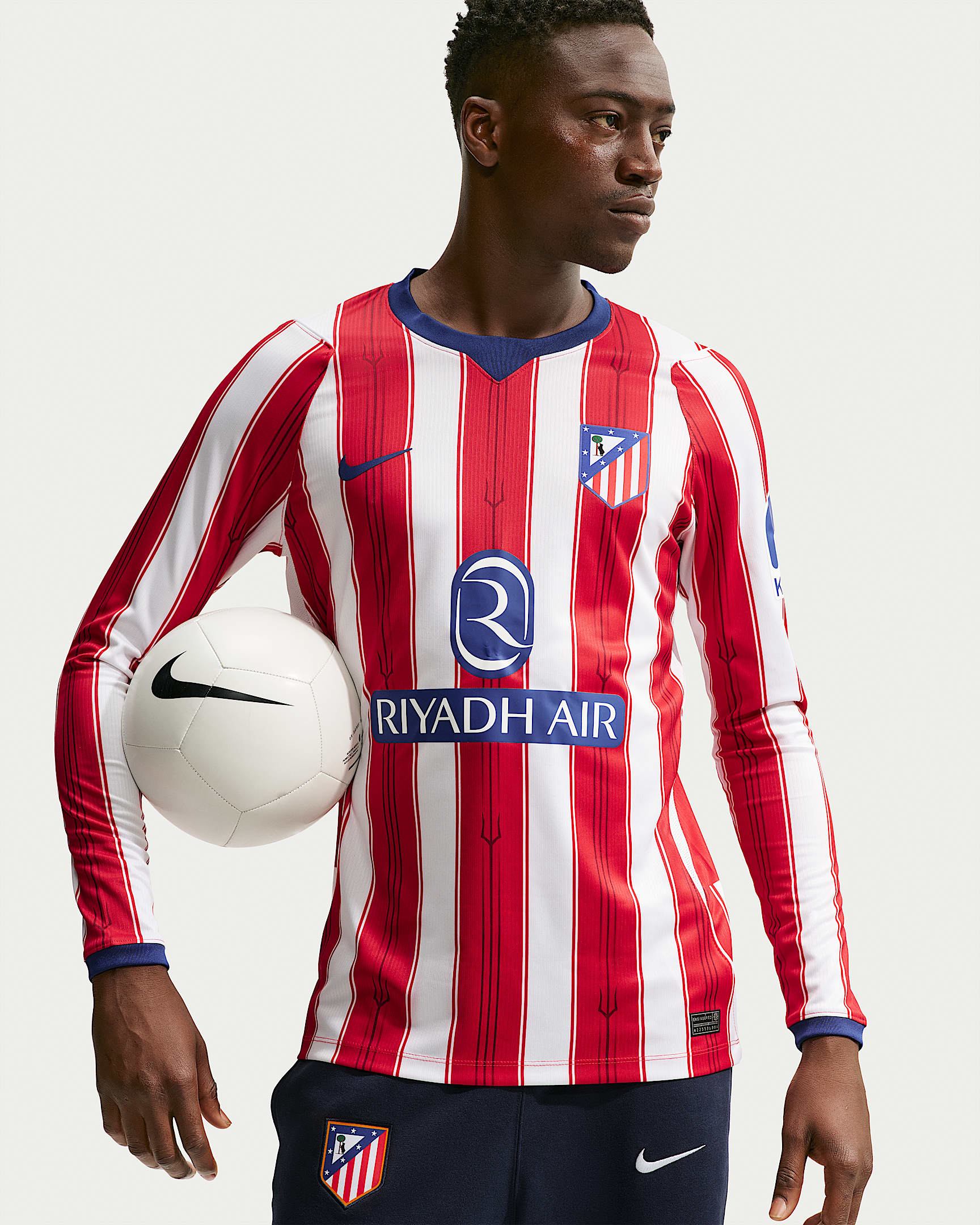 2026/27 赛季马德里竞技主场球迷版 Nike Dri-FIT 男子速干足球长袖球衣 - 白色/大学红/深宝蓝/深宝蓝