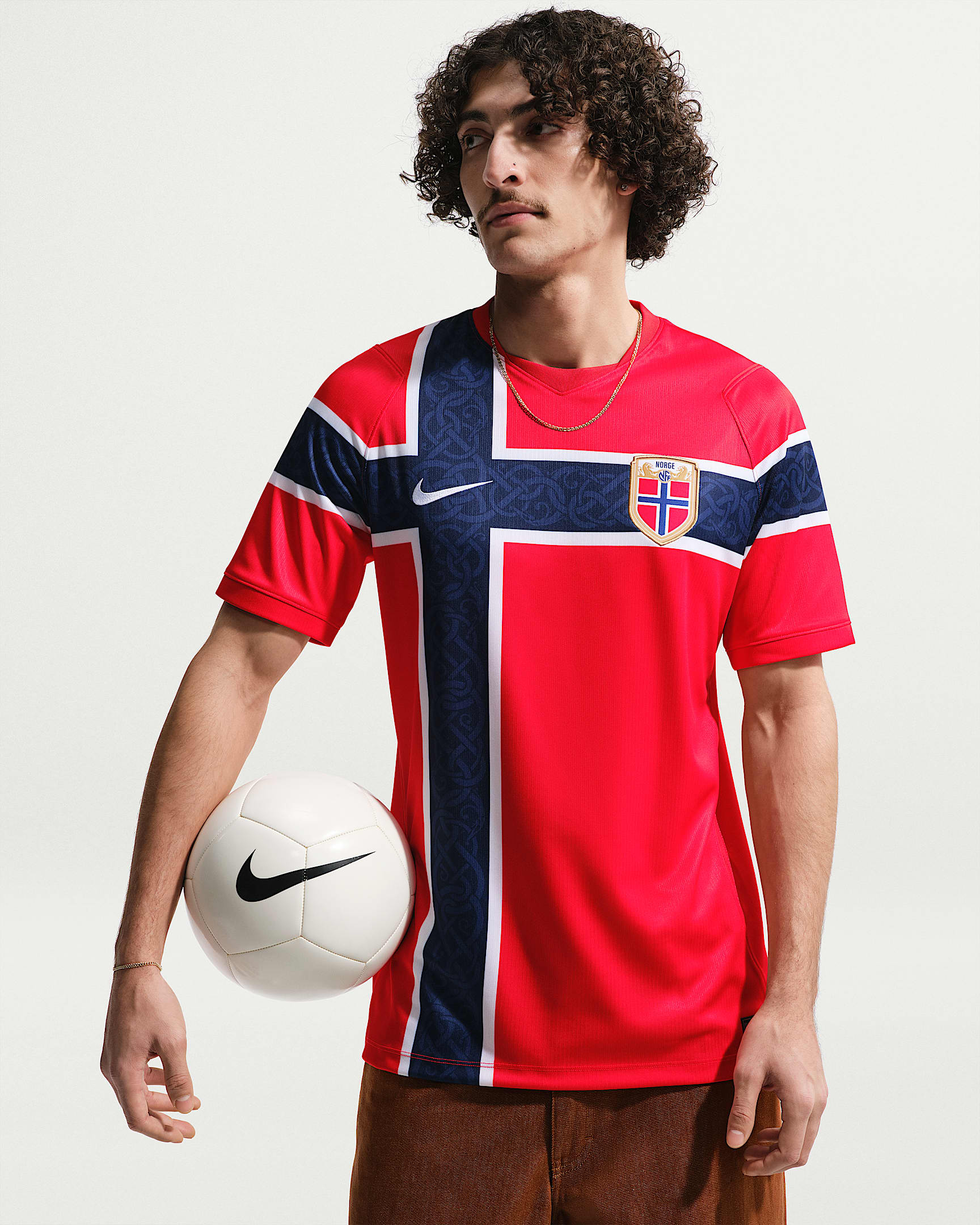 2026 赛季挪威国家队主场球迷版 Nike Dri-FIT 男子速干短袖足球球衣 - 椒红/椒红/白色