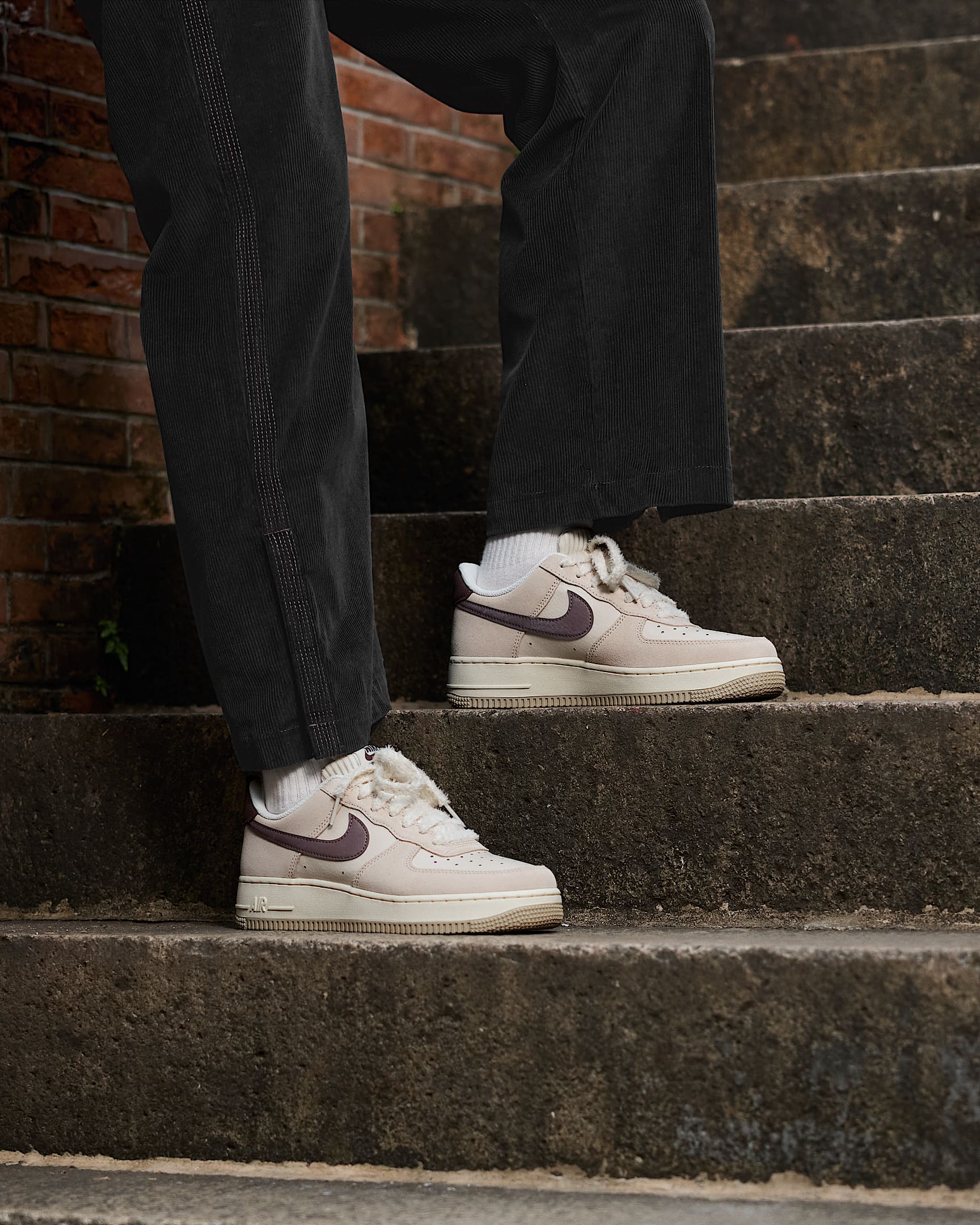 Nike Air Force 1 '07 女子空军一号运动鞋 - 浅土褐/淡象牙白/沙堆白/图腾黑紫