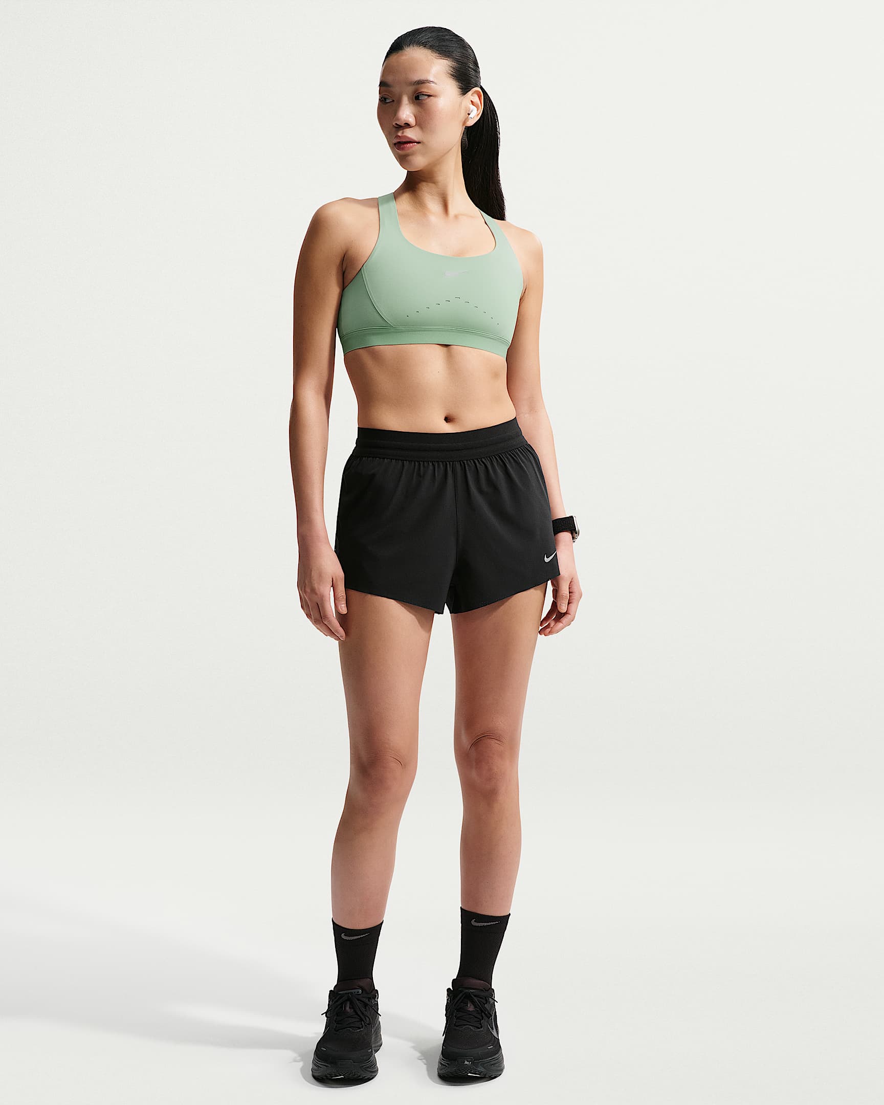 Nike Swift Breathe Dri-FIT 女子速干跑步短裤（含衬裤） - 黑/黑/白色