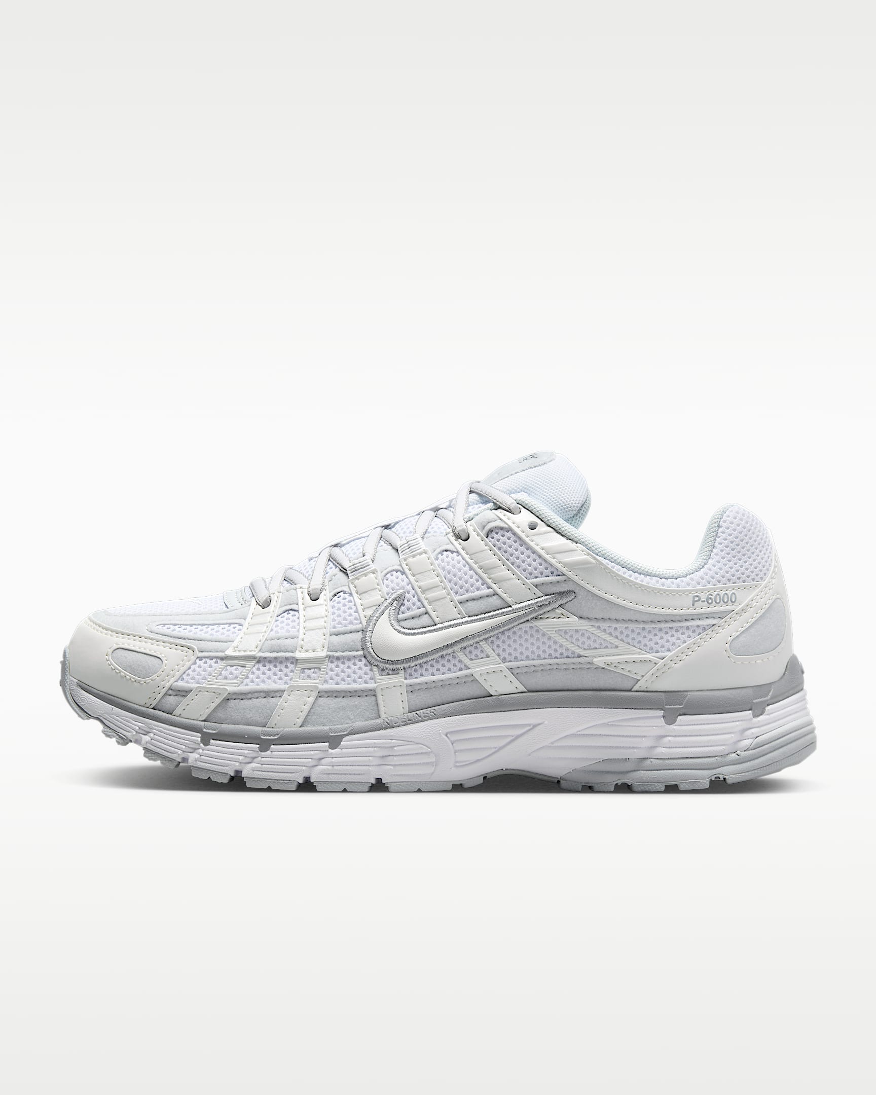 Nike P-6000 女子运动鞋 - 金属山峰白/白金色/狼灰/白色