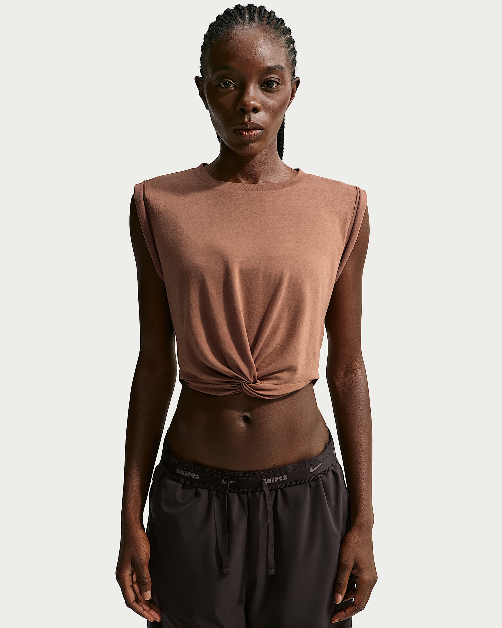NikeSKIMS Performance Cotton Blend 女子速干短款扭结式背心 - NSKM Carob Brown