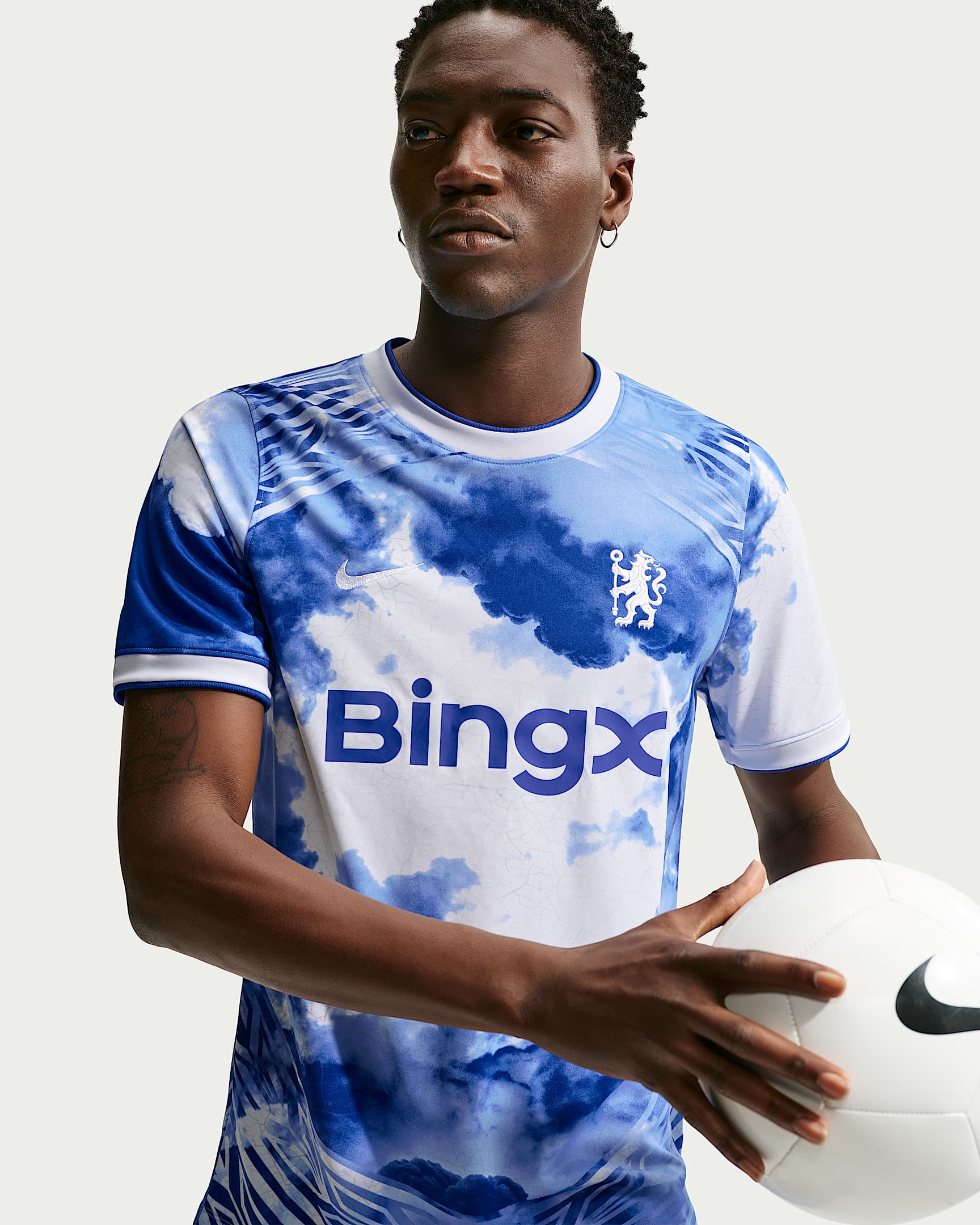 切尔西足球俱乐部 Nike Dri-FIT 男子速干赛前短袖足球上衣 - 白色/亮蓝/白色