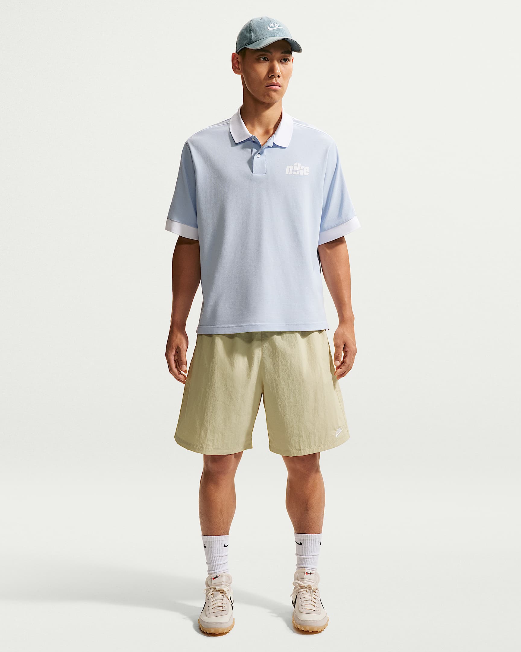 Nike Sportswear Club 男子运动短裤 - 浅卡其/白色