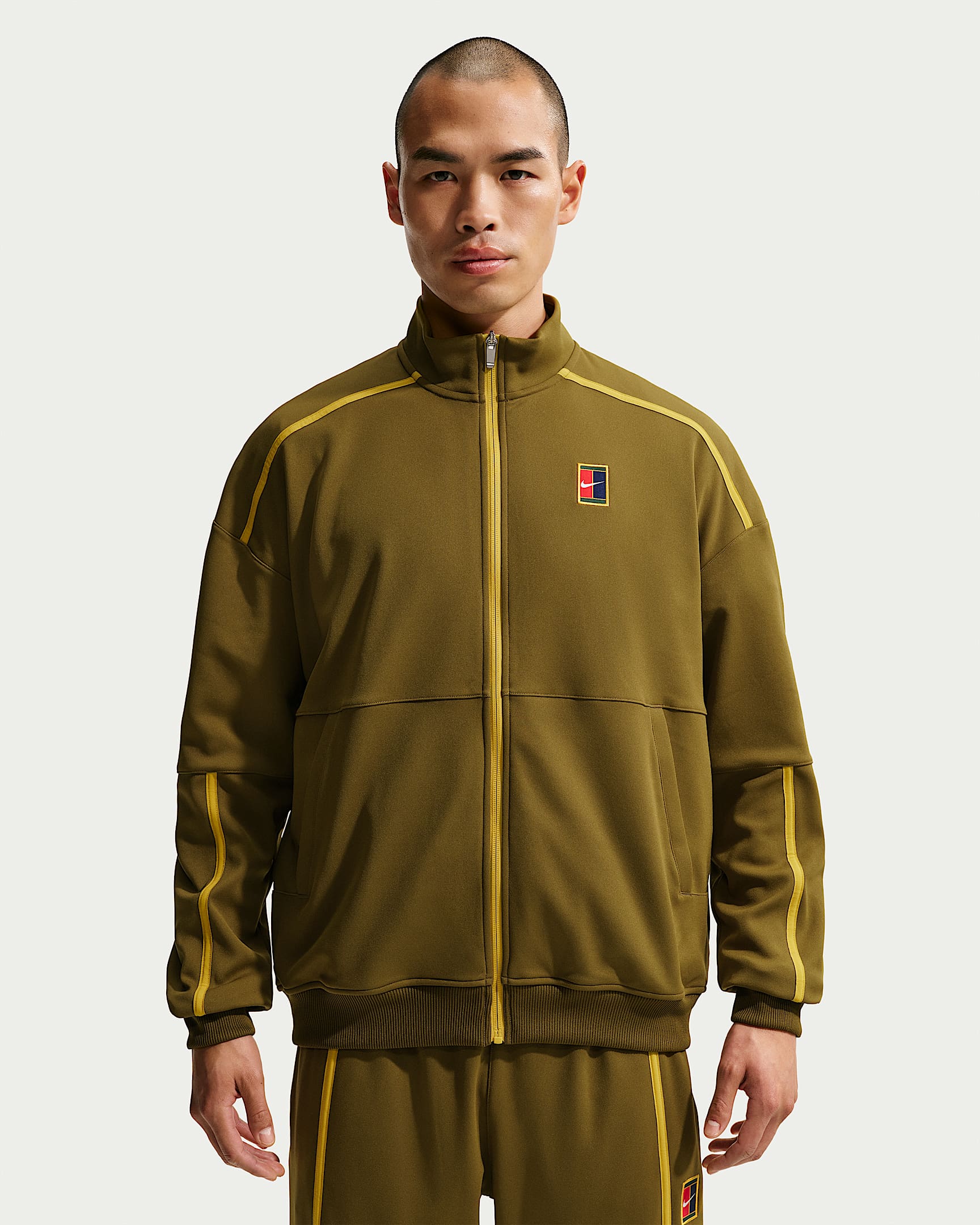 NikeCourt Heritage 男子薄绒网球夹克 - 高射炮橄榄绿/石英藏红花色