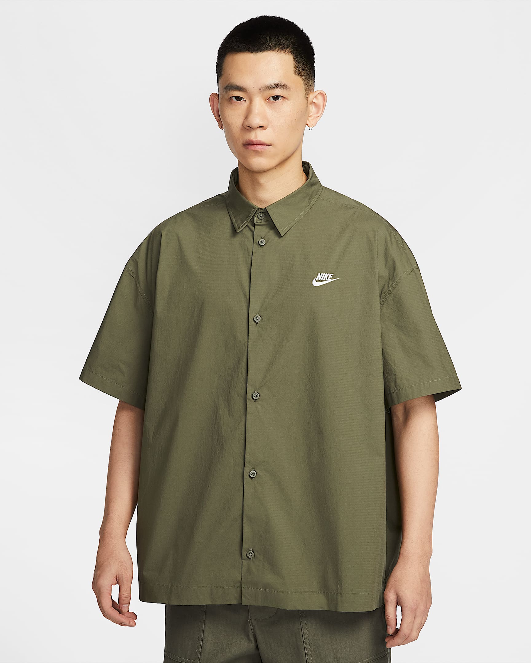 Nike Club 男子短袖纽扣衬衫 - 中橄榄绿/白色
