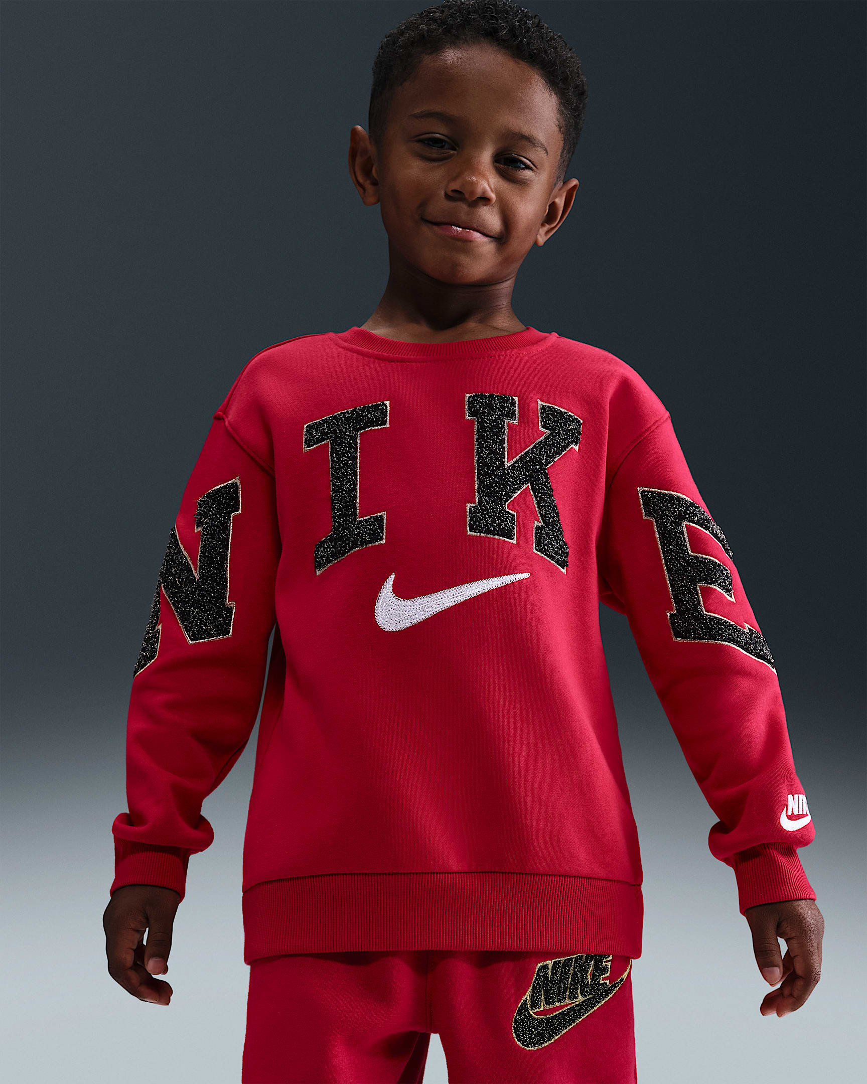 Nike Club 幼童加绒圆领上衣 - 健身红