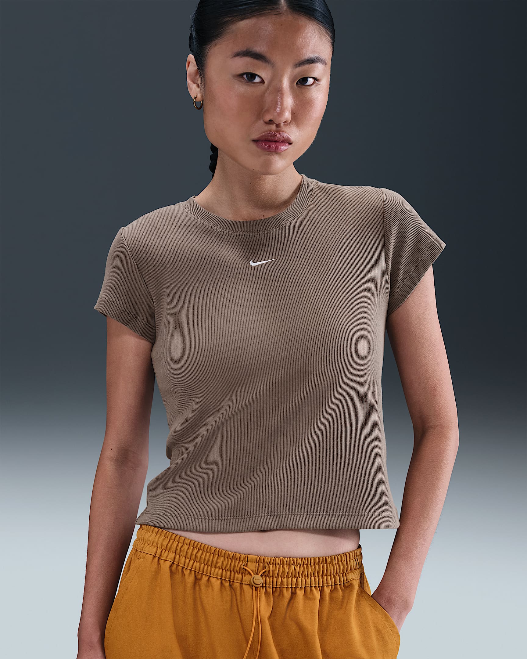 Nike Sportswear 女子紧身罗纹短袖T恤 - 貂棕