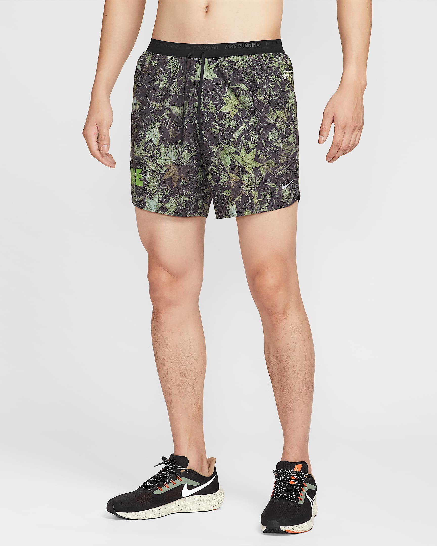Nike Stride Dri-FIT 男子速干印花跑步短裤(含衬裤) - 黑/白色/森林绿