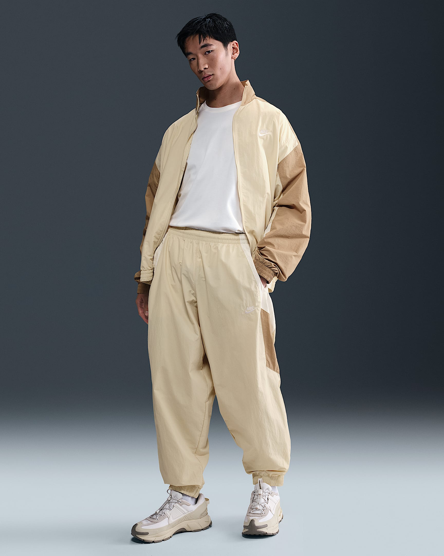 Nike Club 情人节男子 Oversize 风梭织运动裤 - 浅卡其/帆白/杏茶色/白色