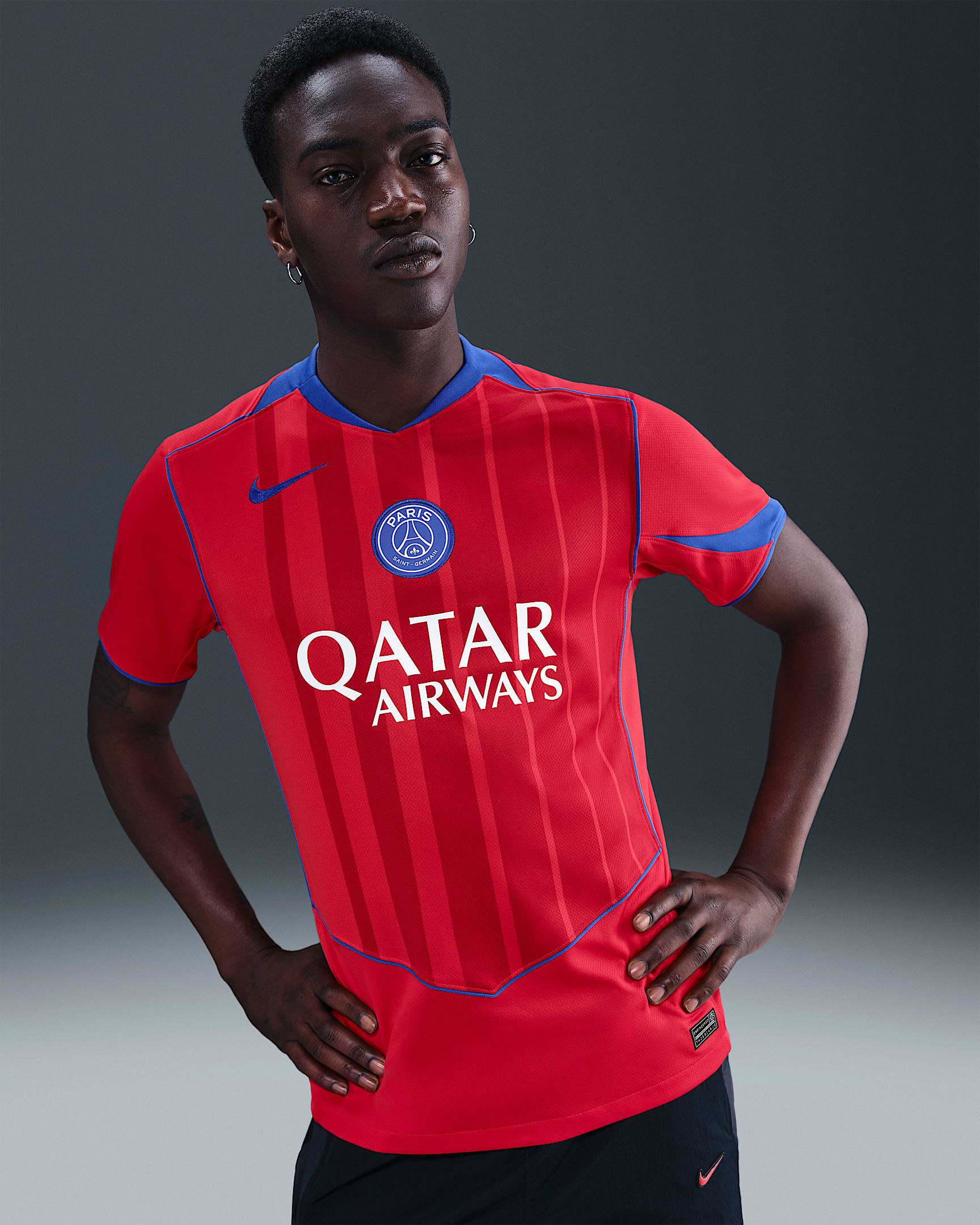 2025/26 赛季巴黎圣日耳曼第三球衣球迷版 Nike Dri-FIT Total 90 男子速干足球球衣 - 全球红/运动红/皇家蓝