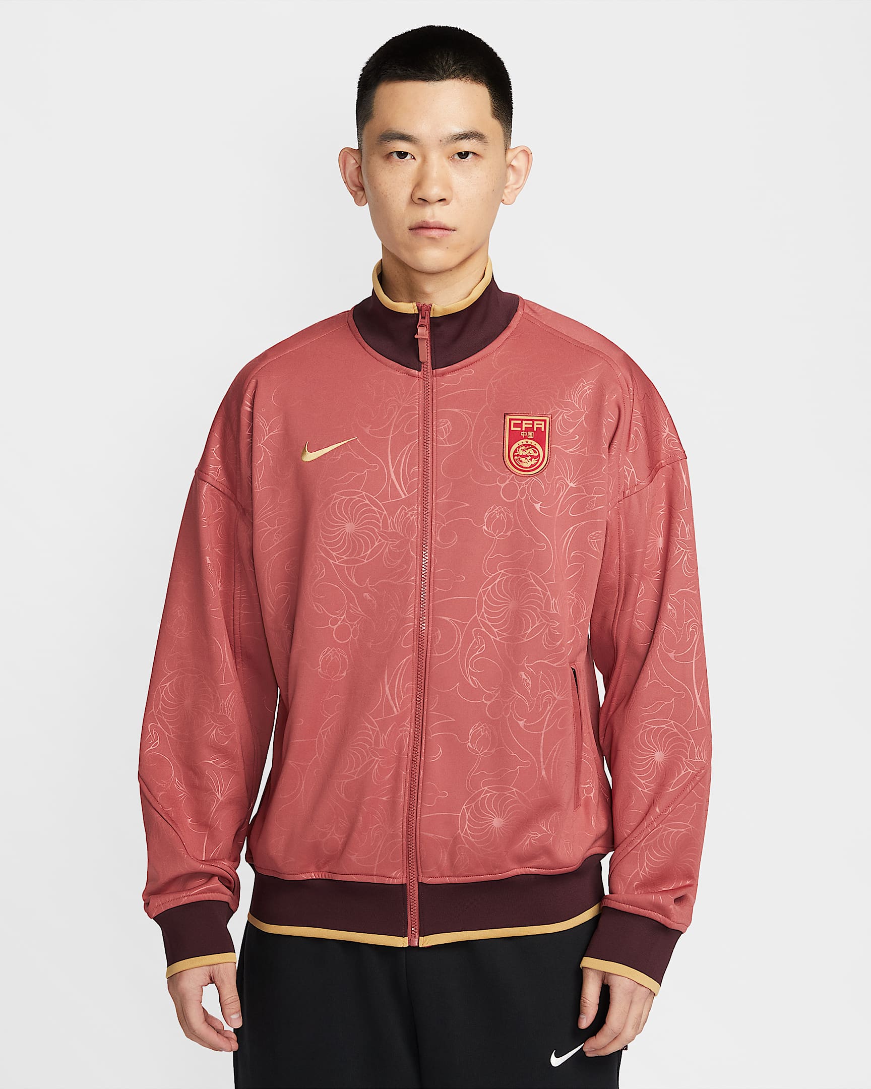 中国队 Academy Pro Nike Dri-FIT Anthem 男子速干薄绒足球夹克 - 峡谷锈橙/鲜亮勃艮第酒红/俱乐部金