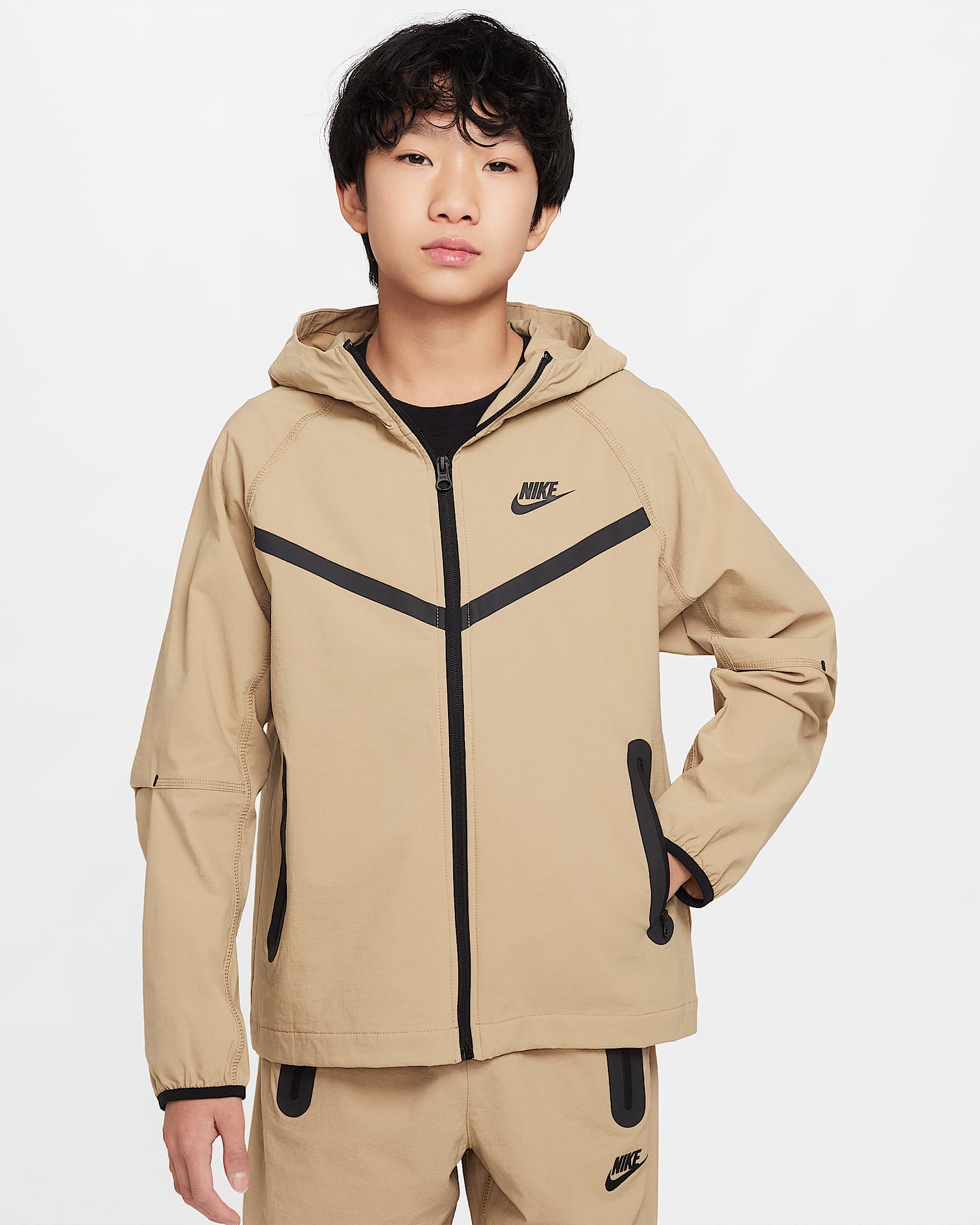 Nike Tech 大童（男孩）轻盈梭织夹克 - 杏茶色/杏茶色/黑