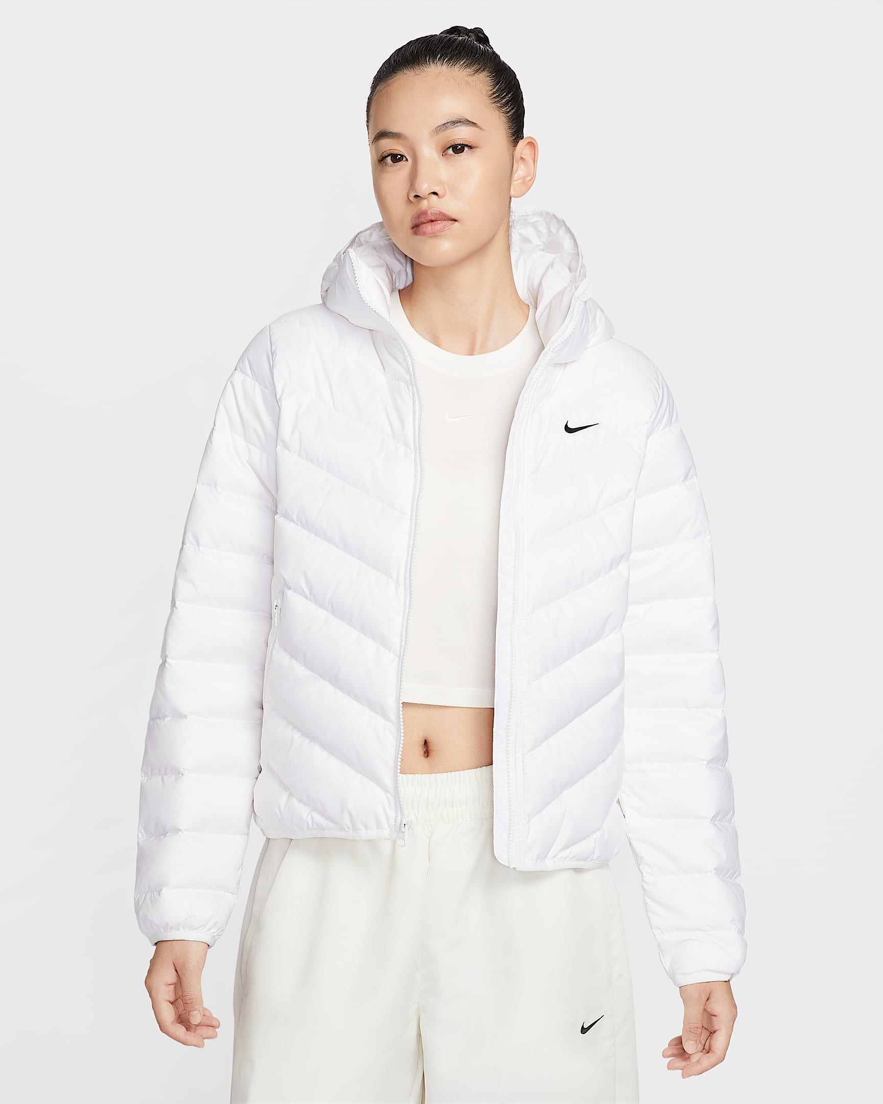 Nike Sportswear Windpuffer Therma-FIT 耐克暖风轻羽绒系列女子拒水羽绒连帽夹克 - 白色/黑