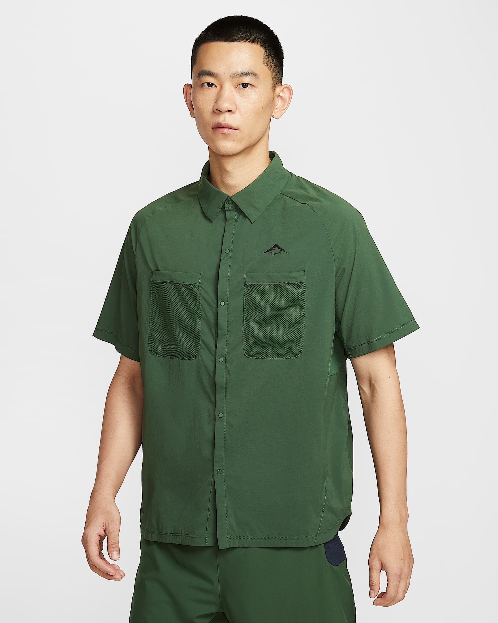 Nike Trail Dri-FIT 男子防晒速干越野跑步短袖按扣衬衫 - 冷杉绿/冷杉绿/黑