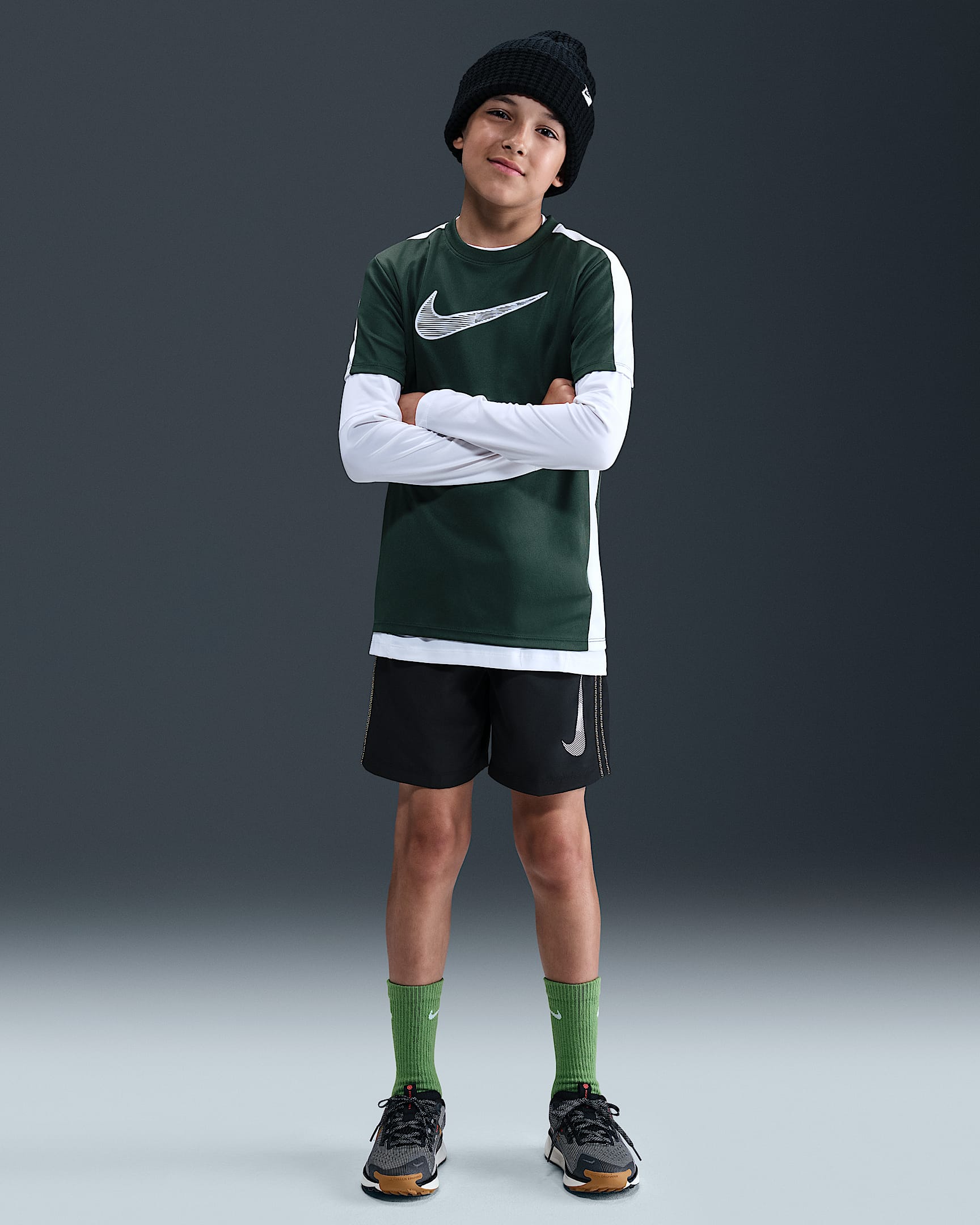 Nike Multi Dri-FIT 大童（男孩）速干梭织短裤 - 黑/鲜亮勃艮第酒红/白色