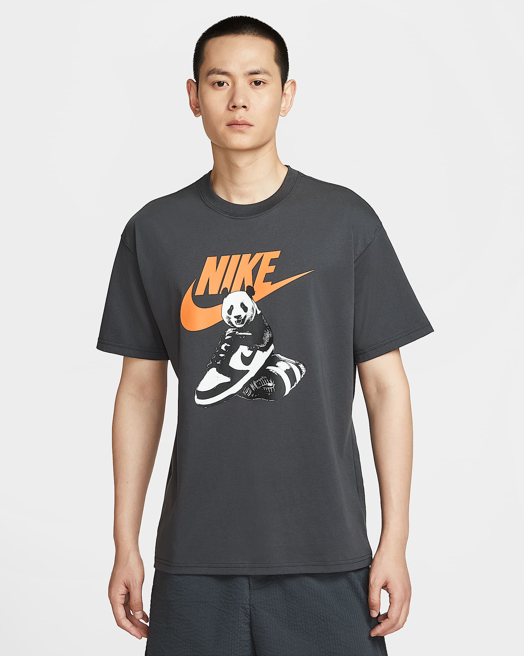Nike Sportswear 男子T恤 - 煤黑