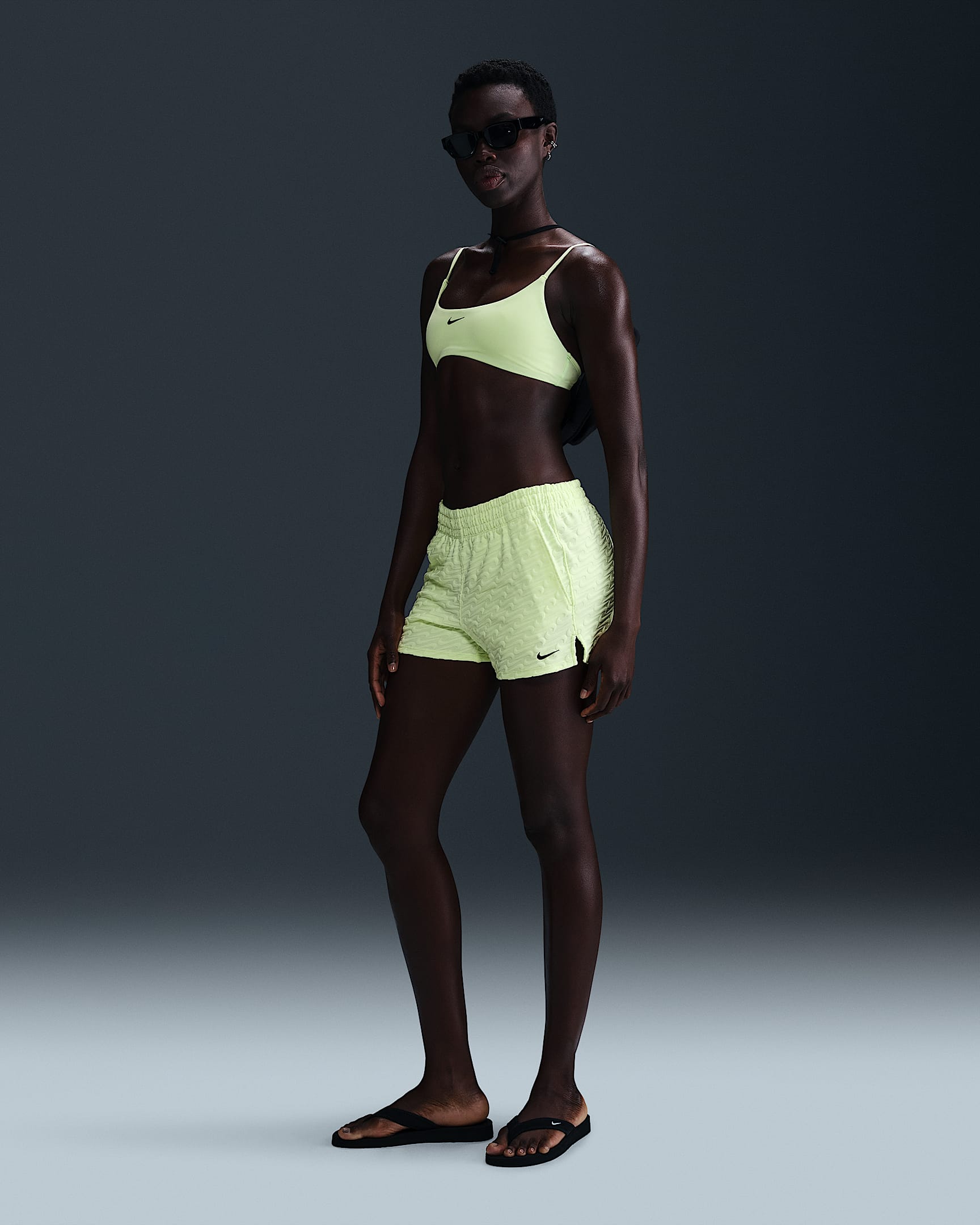 Nike Swim Swoosh Link 女子沙滩短裤 - 微黄绿/黑