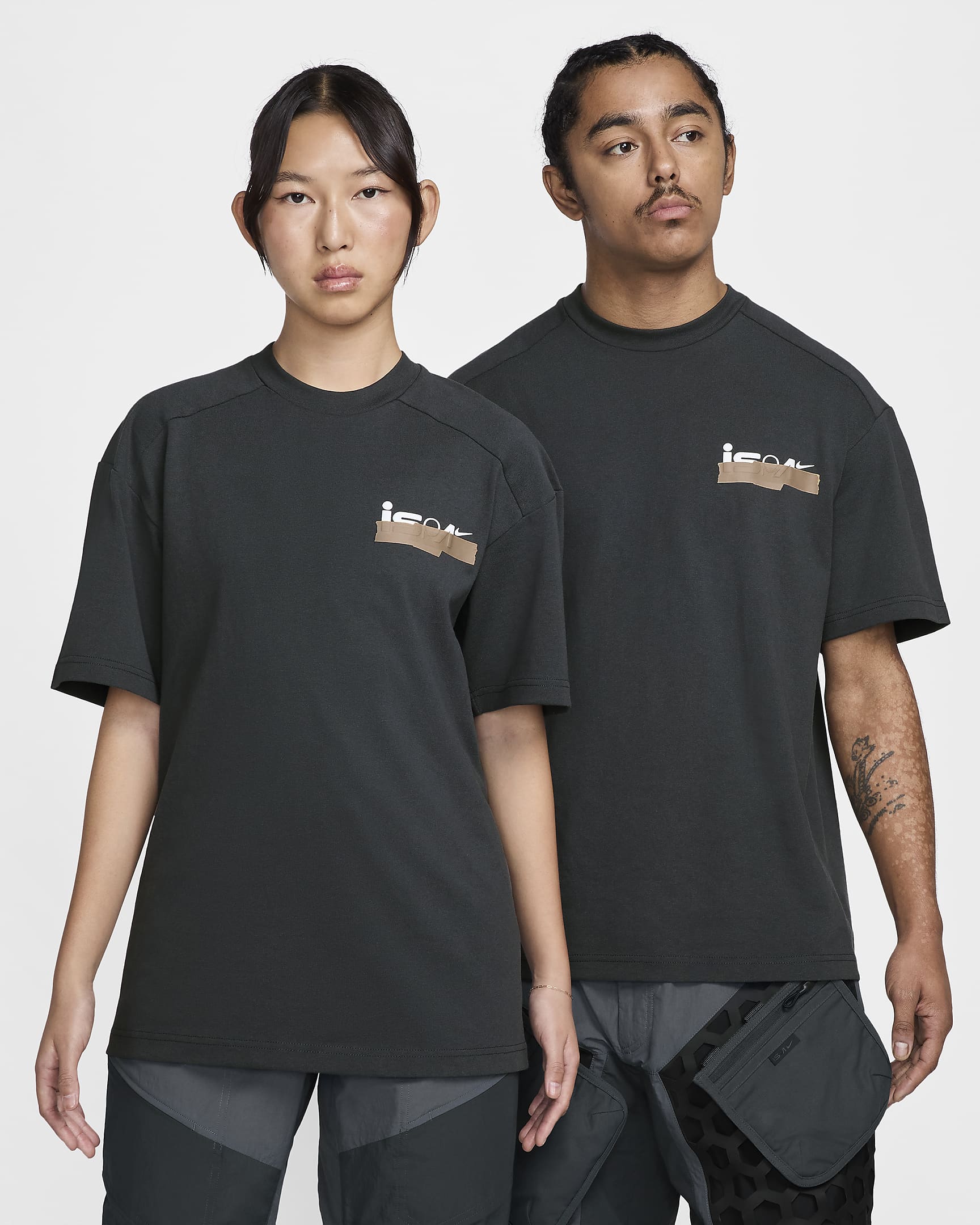 Nike ISPA 男/女T恤 - 煤黑