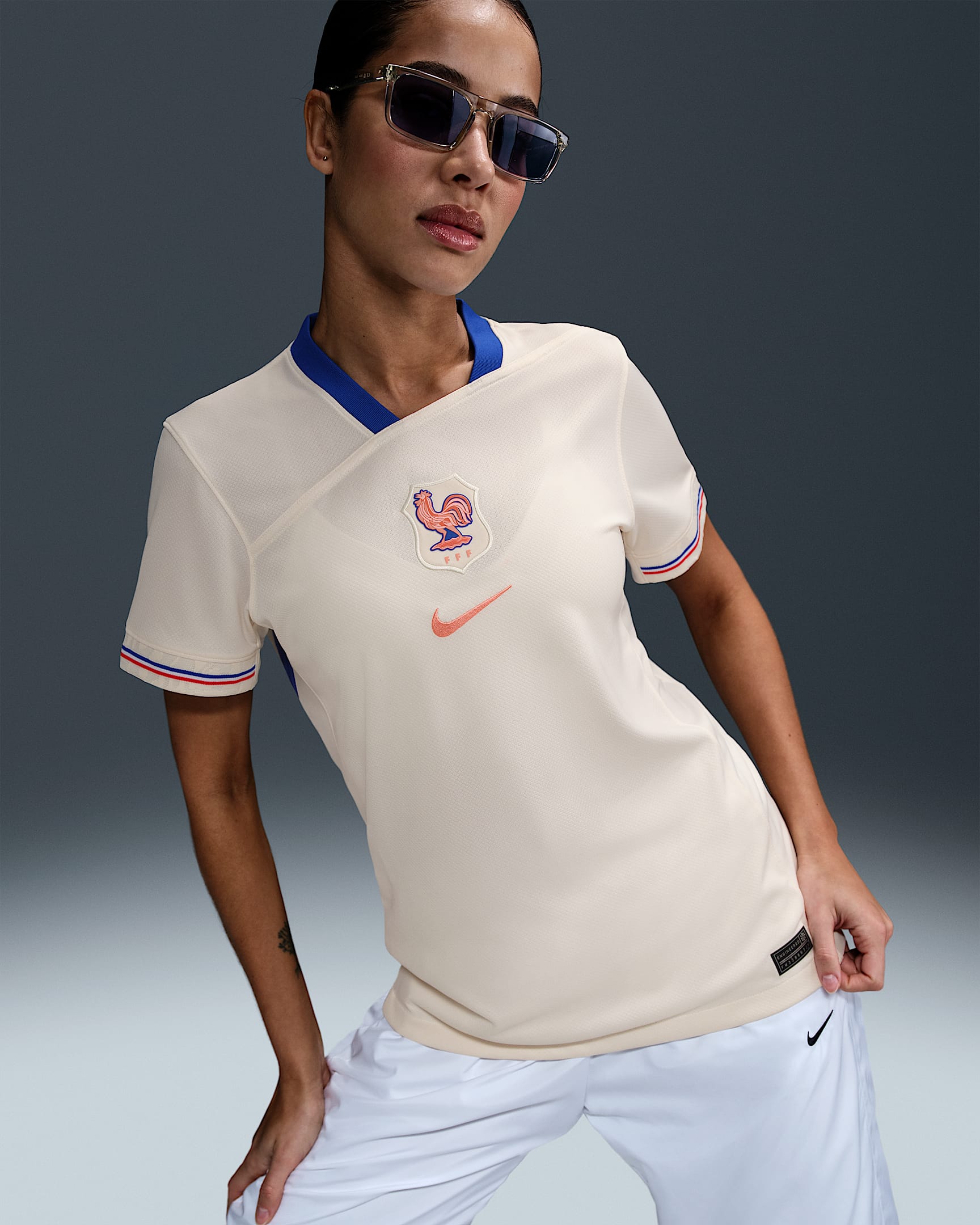 2025 赛季法国队客场球迷版 Nike Dri-FIT 女子速干足球球衣 - 淡象牙白/亮蓝/浅茜草根褐