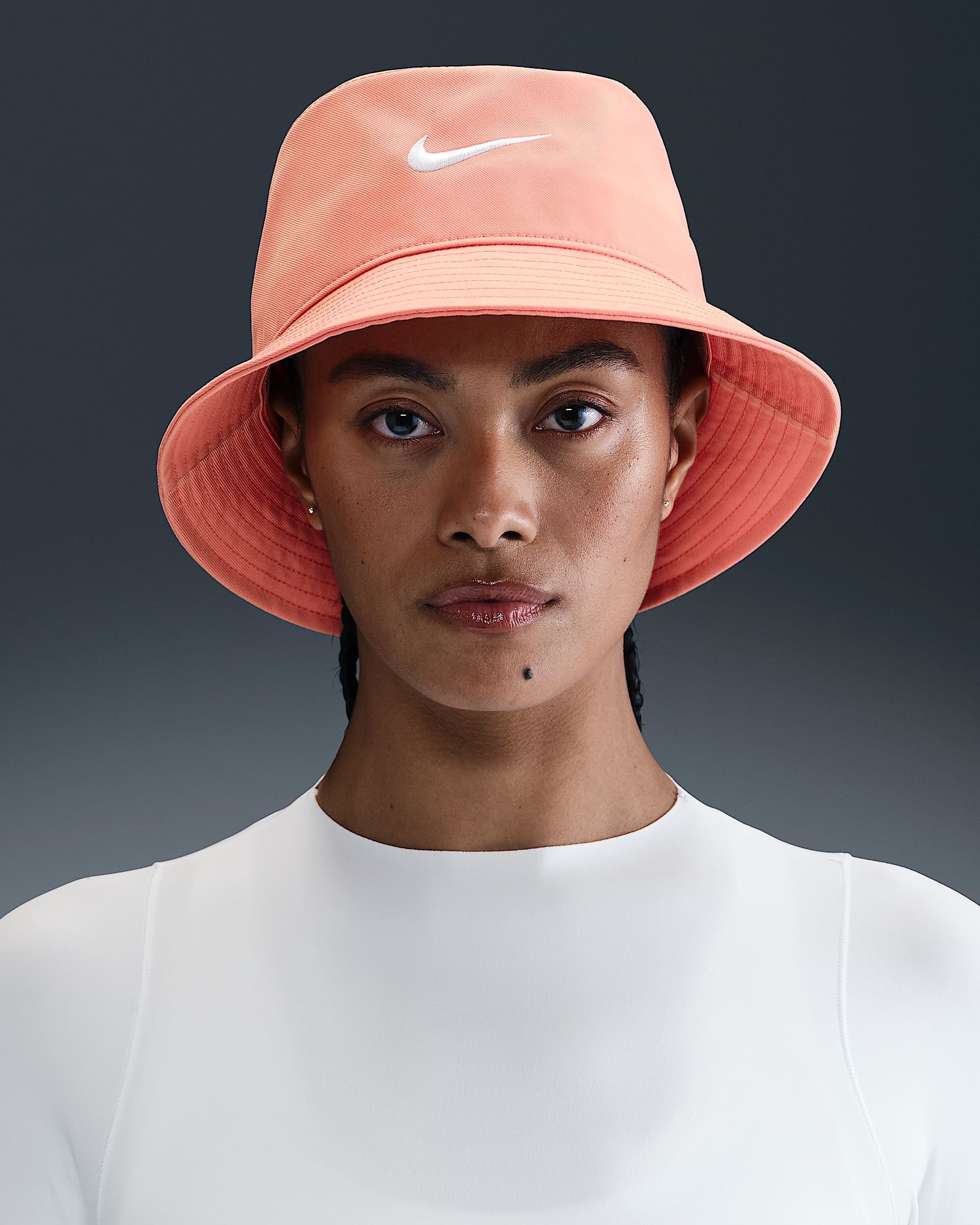 Nike Apex Swoosh 渔夫运动帽 - 杏黄粉/白色