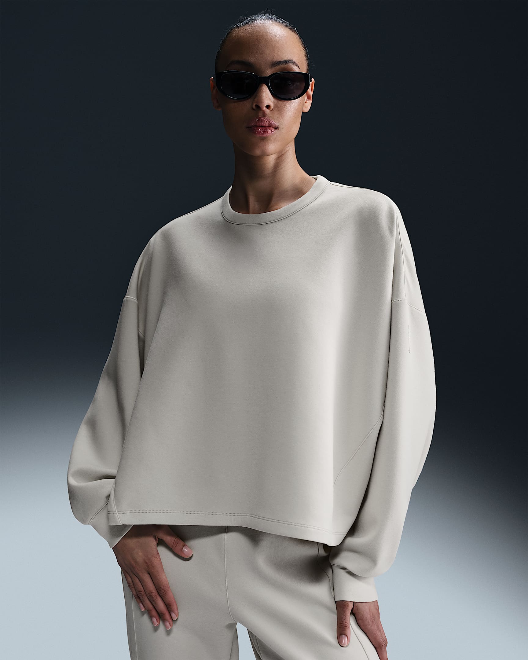 Nike 24.7 ImpossiblySoft Dri-FIT 女子 Oversize 风速干圆领上衣 - 浅土褐/浅铁矿石灰