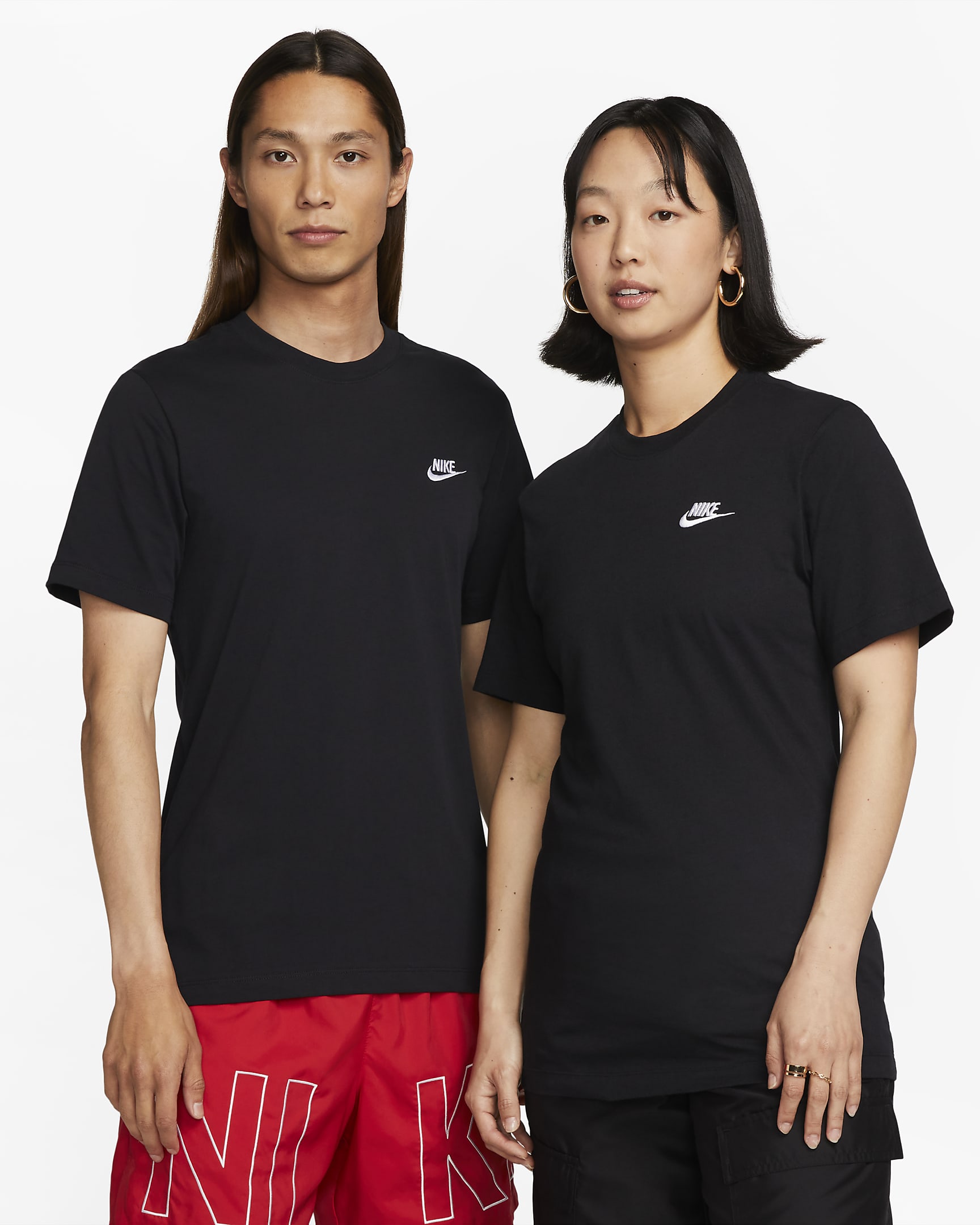 Nike Sportswear Club 男子刺绣柔软纯棉T恤 - 黑/白色