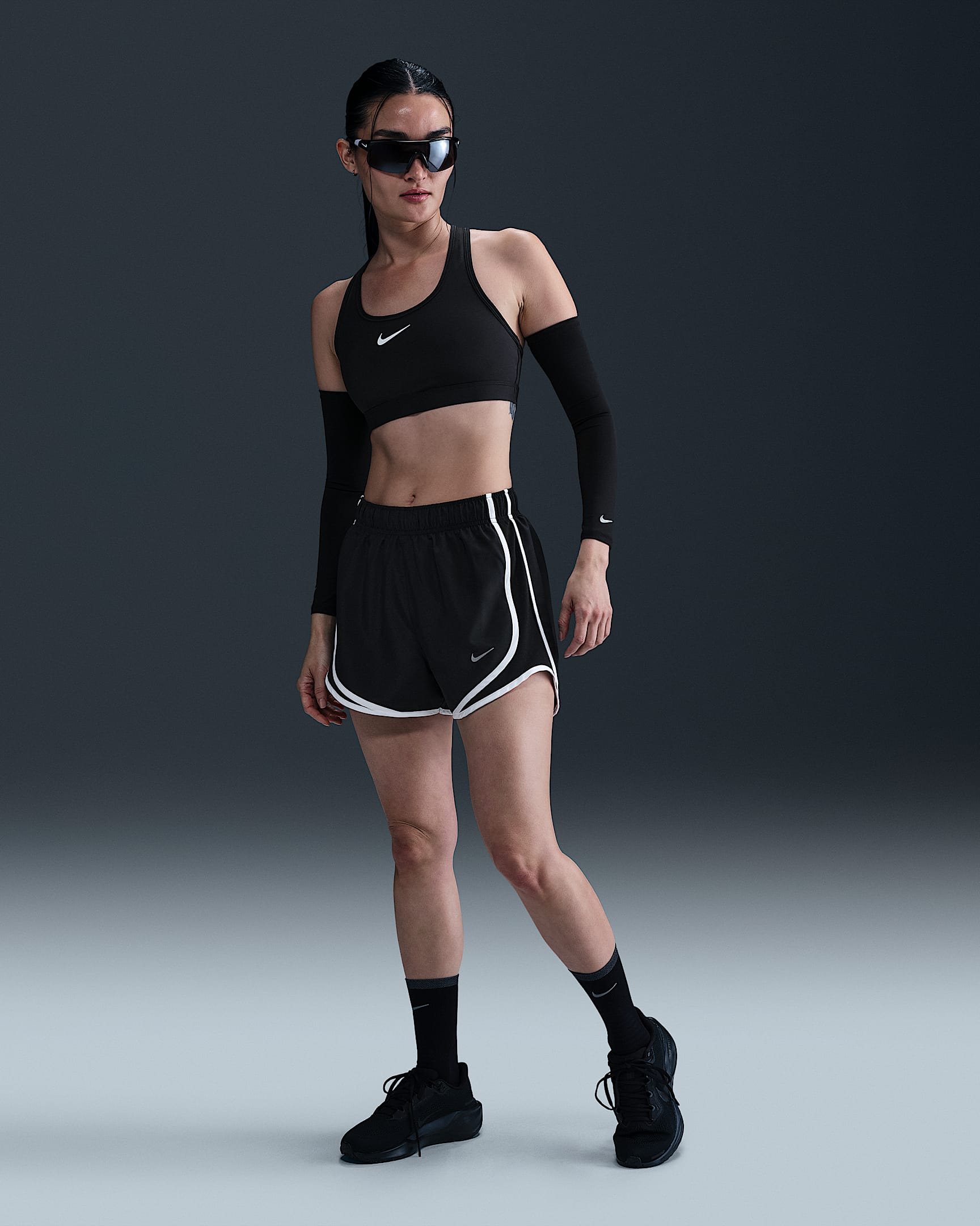 Nike Tempo Dri-FIT 女子速干中腰跑步短裤(含衬裤) - 黑/黑/白色