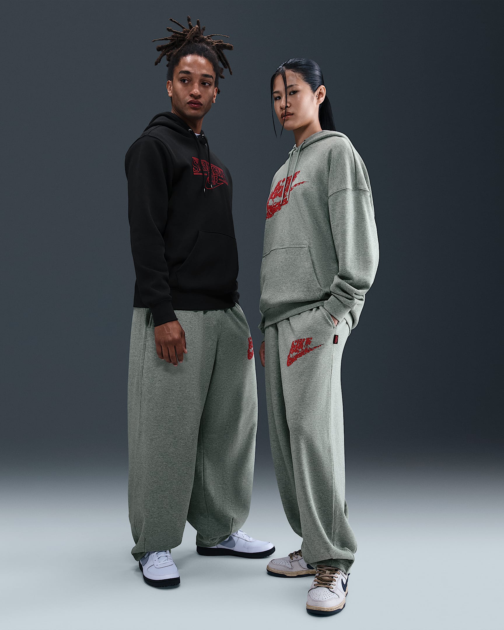 Nike x Stranger Things 怪奇物语系列男子 Oversize 风长裤 - 调色暗灰/浅烟灰