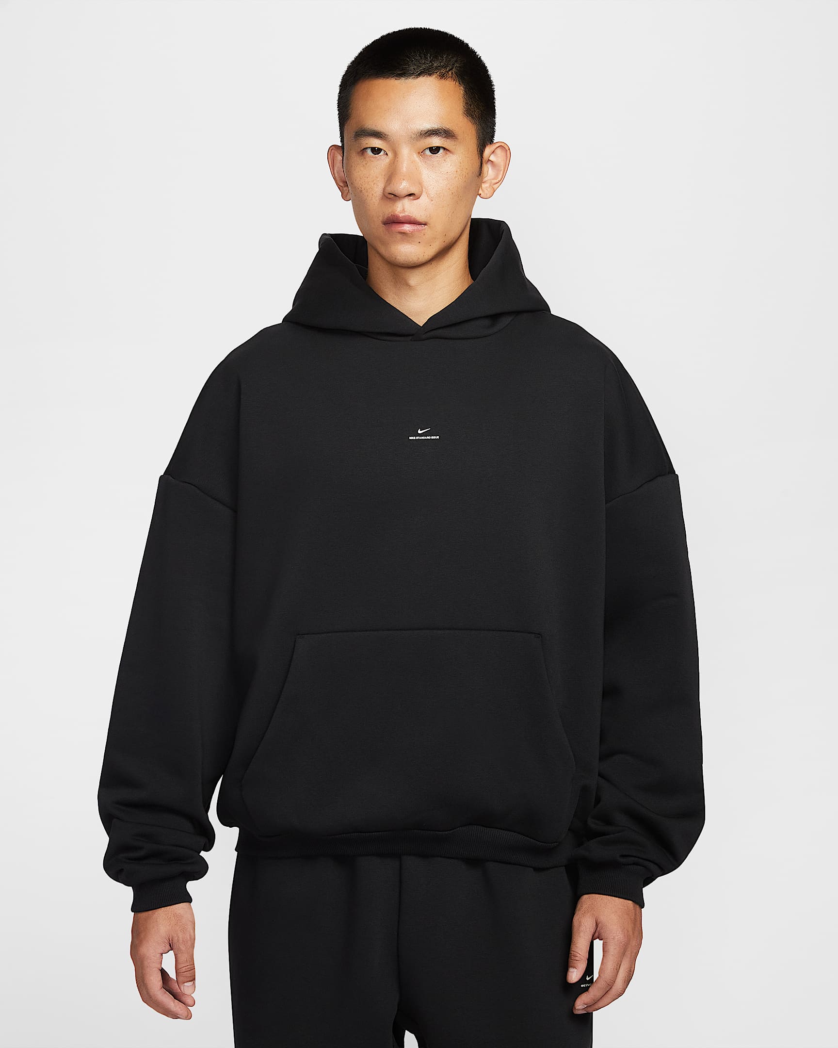 Nike Standard Issue Therma-FIT 男子加绒篮球套头连帽衫 - 黑/淡象牙白