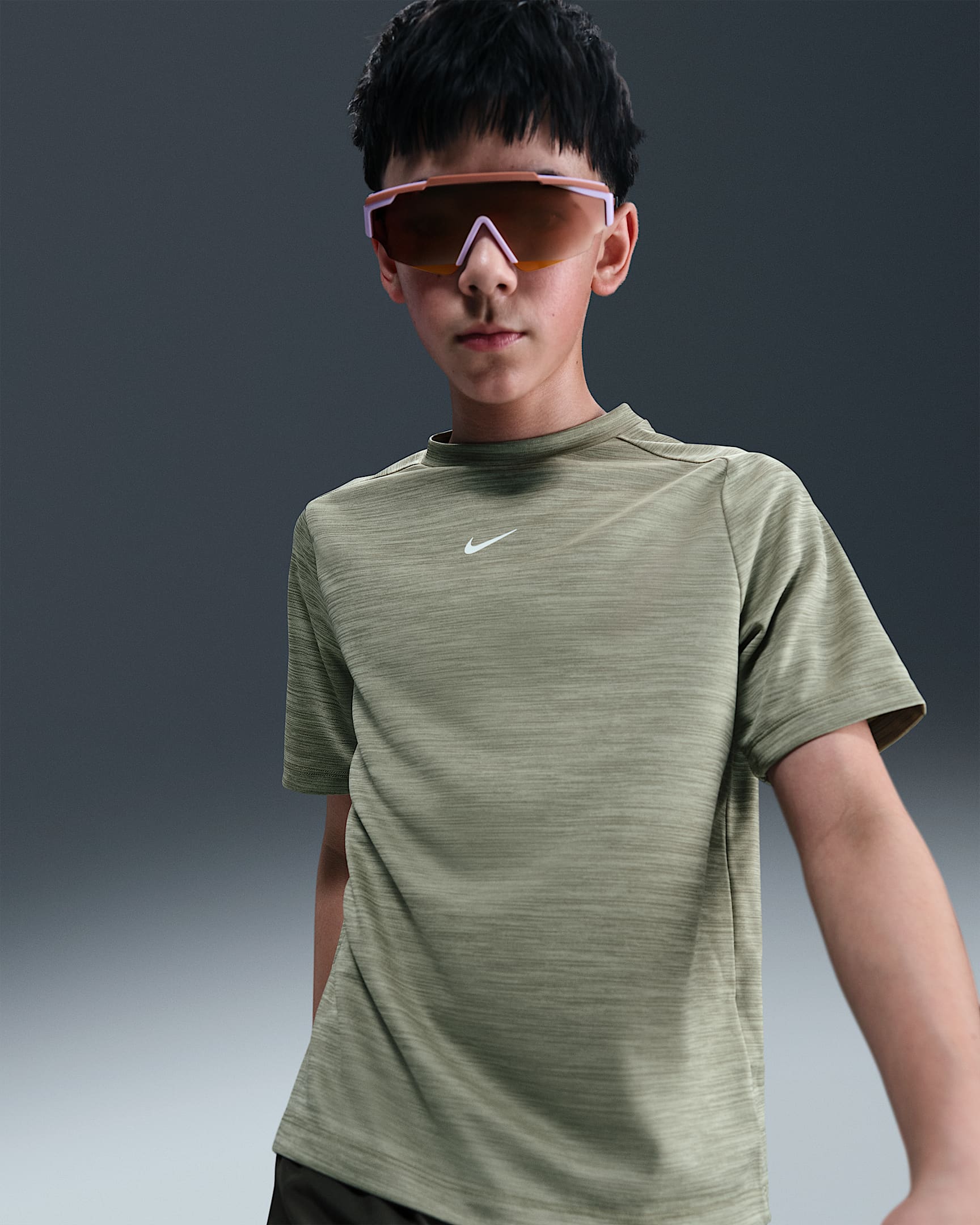 Nike Multi Dri-FIT 大童速干短袖上衣 - 浅军绿/浅橄榄绿/白色