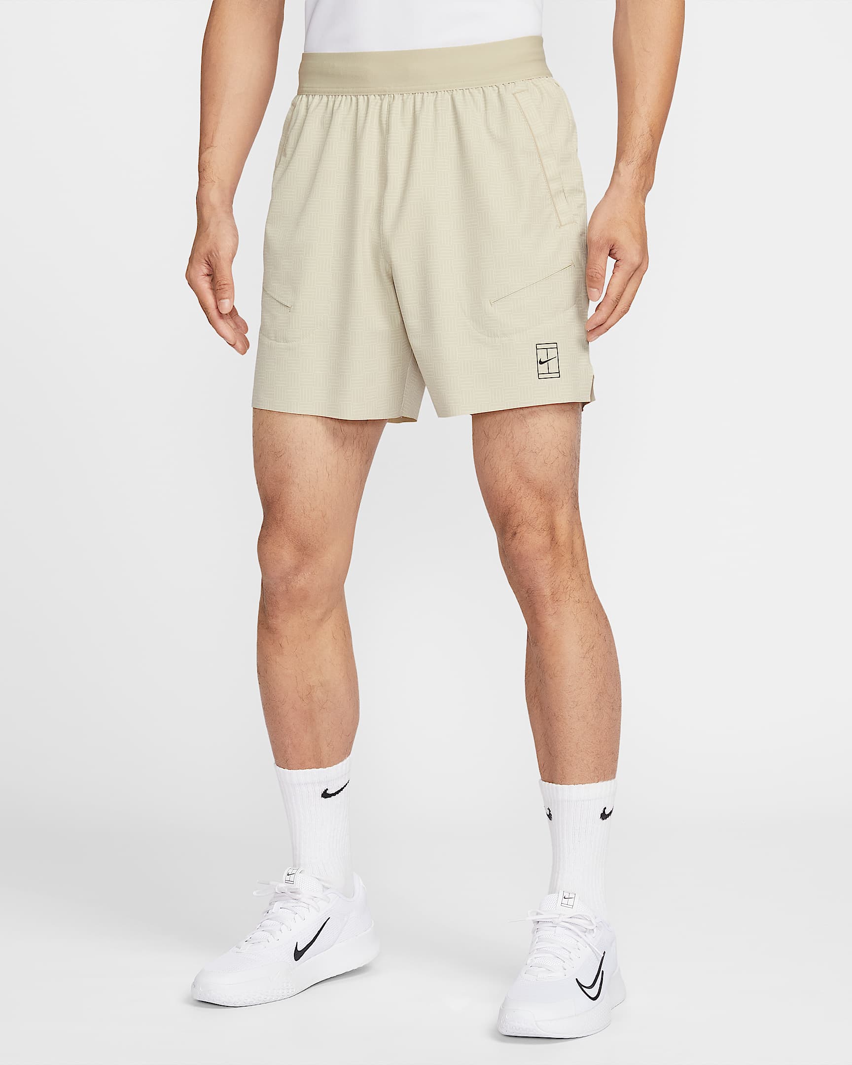NikeCourt Advantage Dri-FIT 男子速干运动短裤 - 沙漠卡其/黑