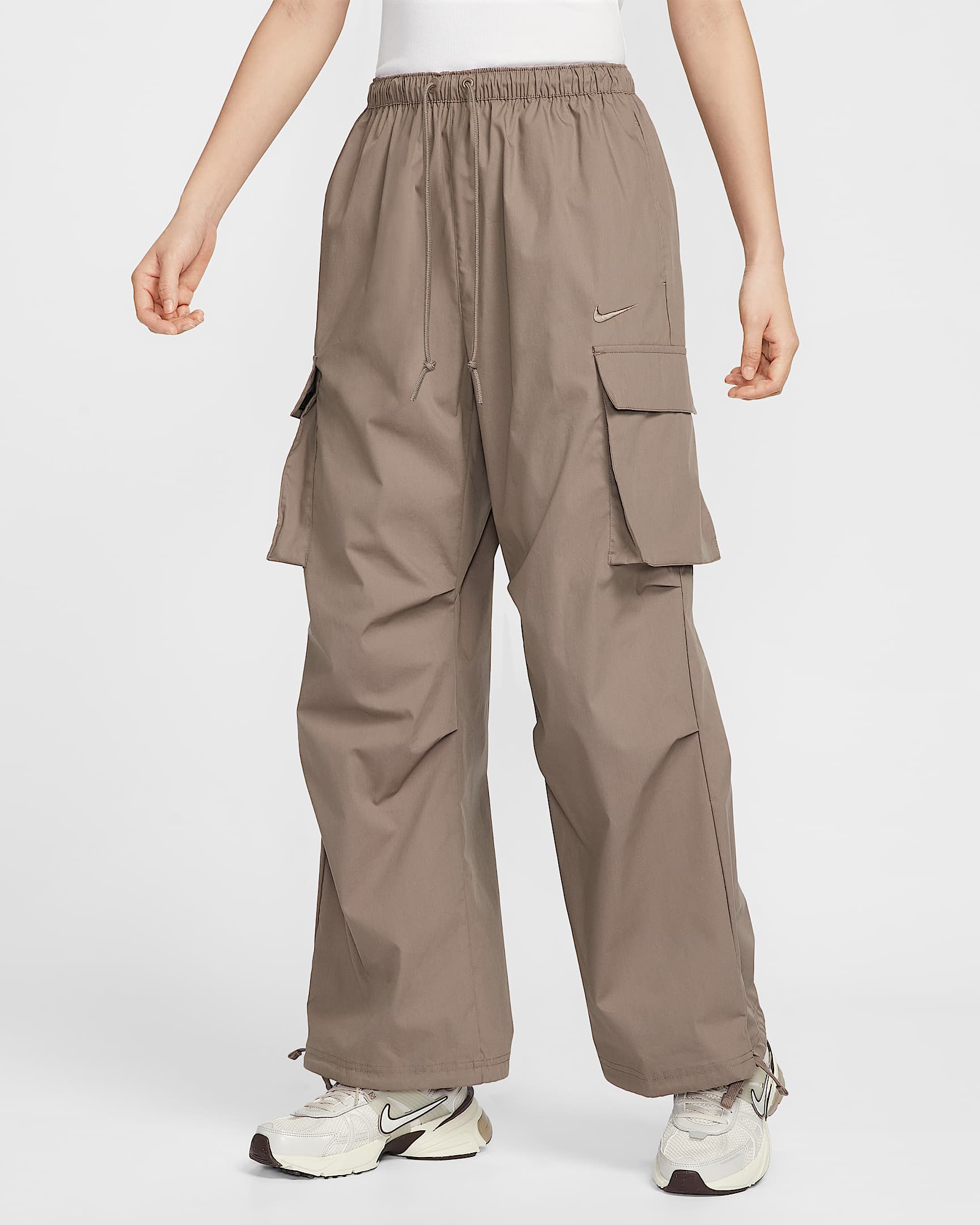 Nike Sportswear 女子梭织中腰长裤 - 貂棕