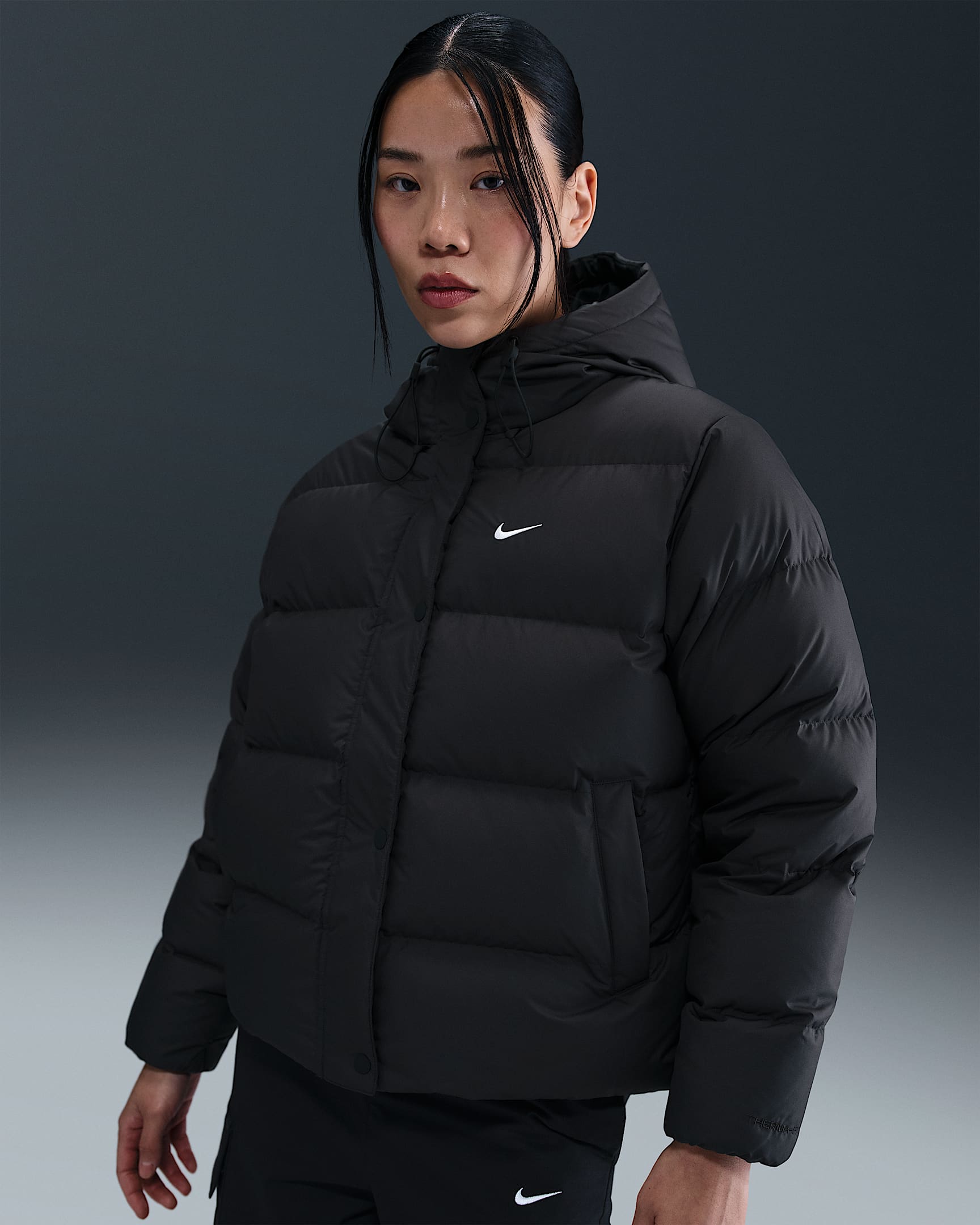 Nike Sportswear Metro Therma-FIT 耐克都会系列女子拒水羽绒连帽夹克 - 黑/白色