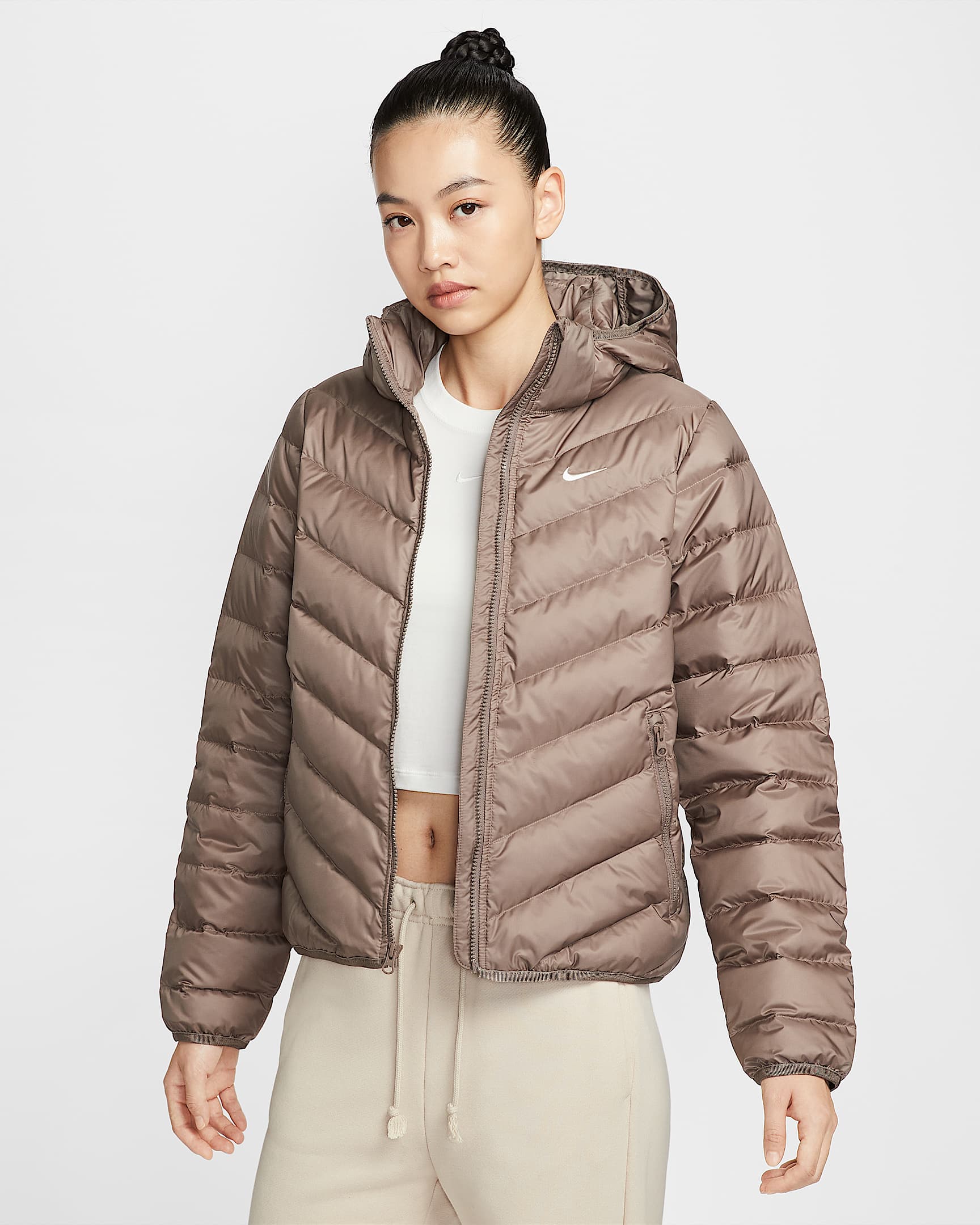 Nike Sportswear Windpuffer Therma-FIT 耐克暖风轻羽绒系列女子拒水羽绒连帽夹克 - 貂棕/帆白