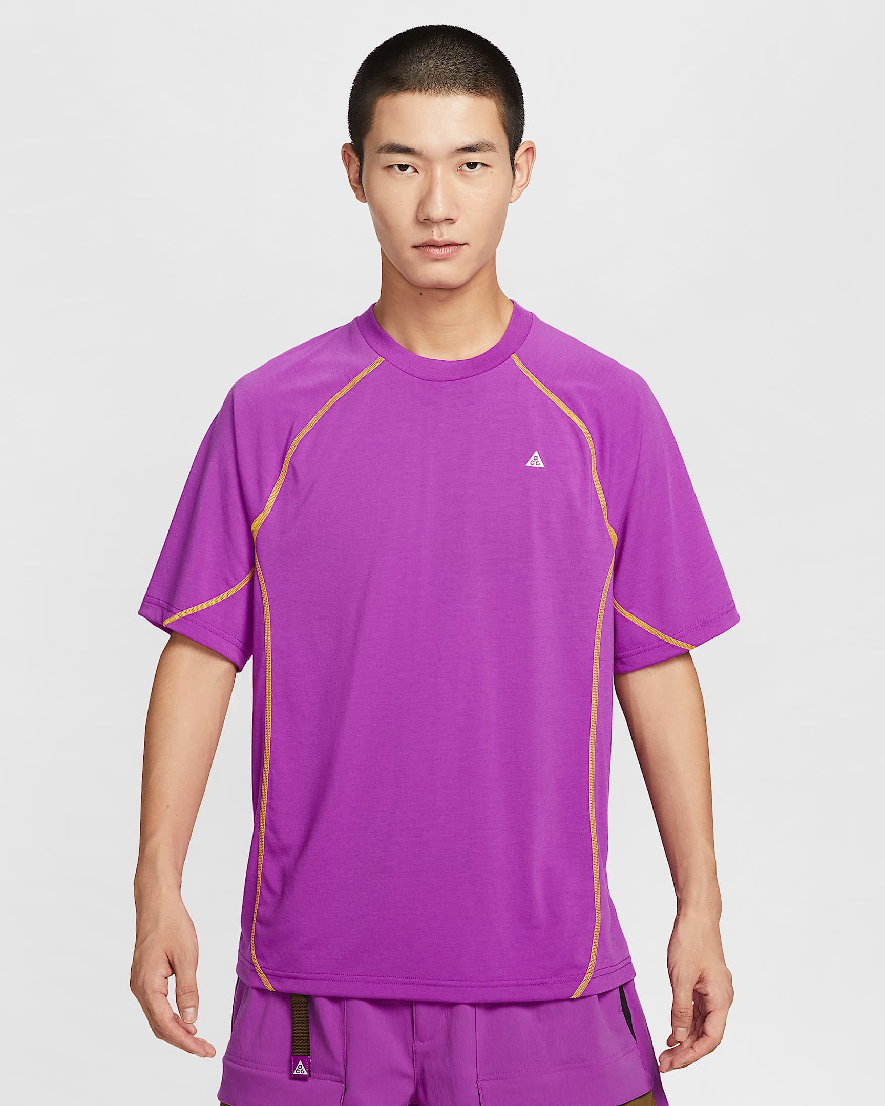 Nike ACG Dri-FIT ADV 男子速干短袖T恤 - 明亮紫/亮黄/山峰白