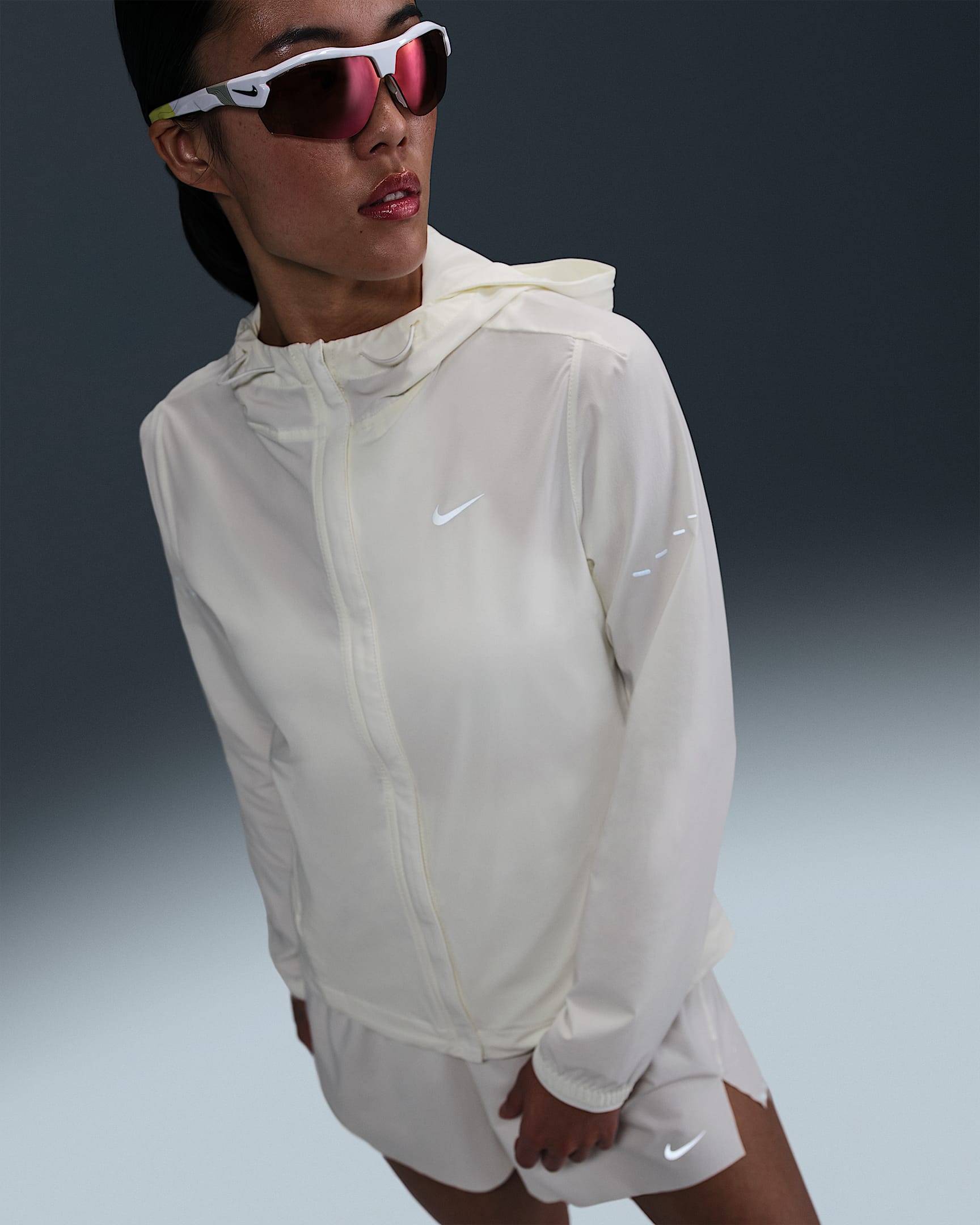 Nike Swift Repel 女子拒水可收纳跑步夹克 - 帆白
