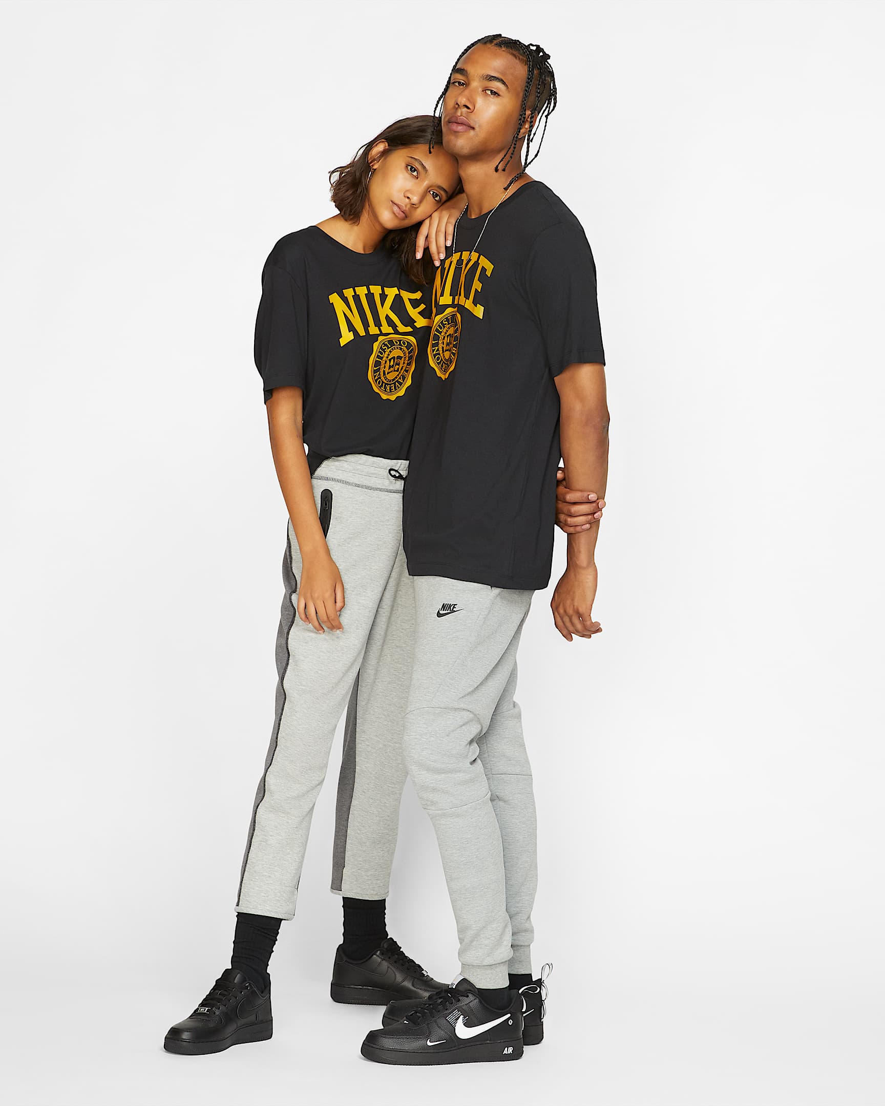 Nike Sportswear 男子T恤 - 黑/暗硫色