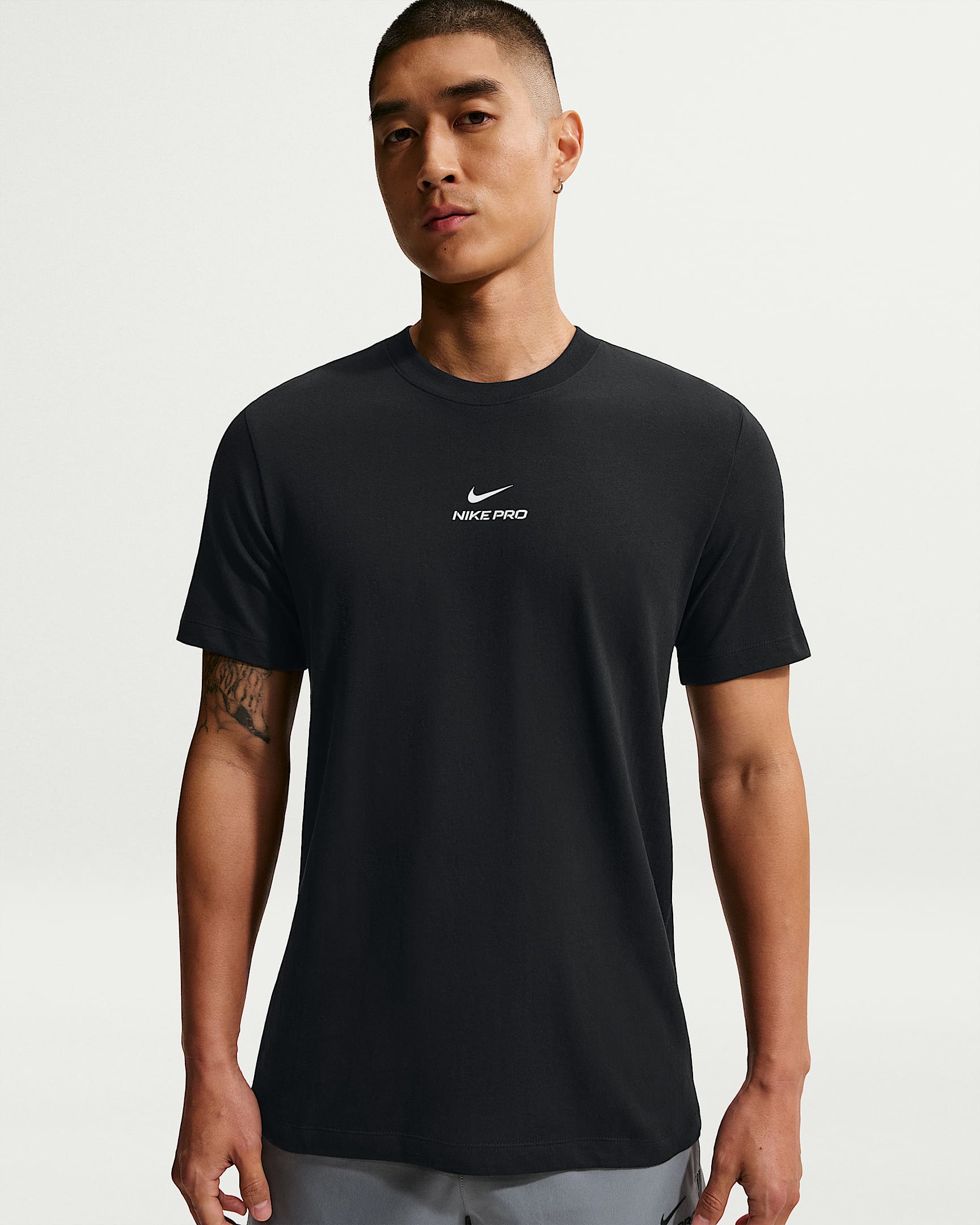 Nike Pro Dri-FIT 男子速干短袖训练T恤 - 黑/白色