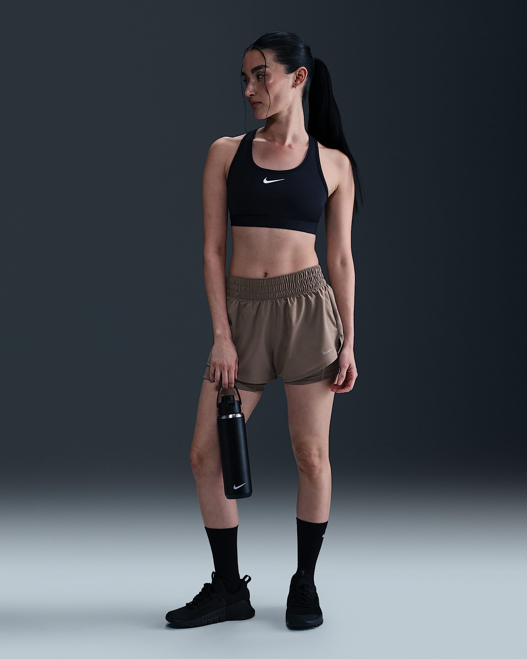 Nike Dri-FIT One 女子速干中腰二合一短裤 - 貂棕