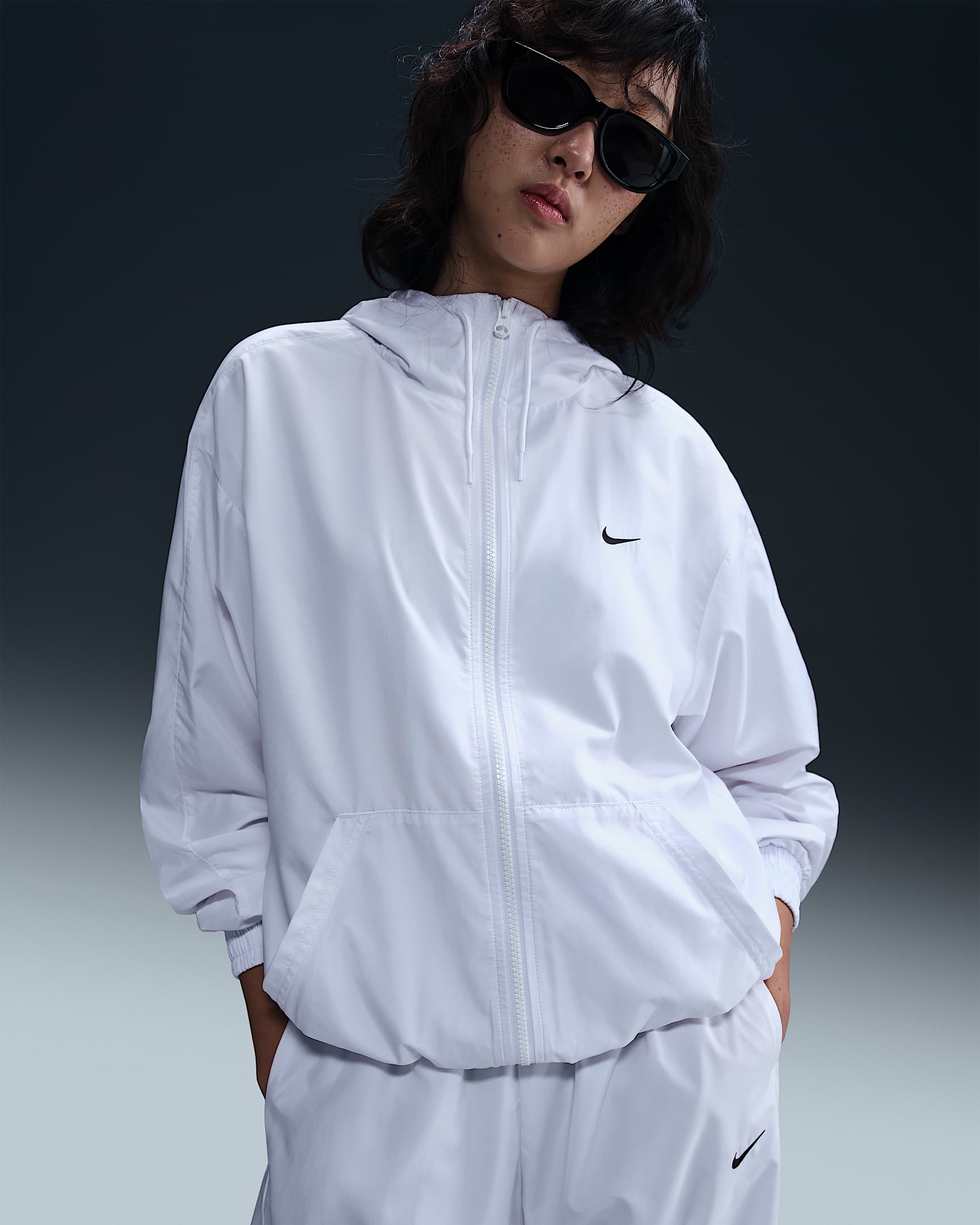 Nike Sportswear Classic Wovens 女子宽松连帽夹克防晒衣 - 白色/黑