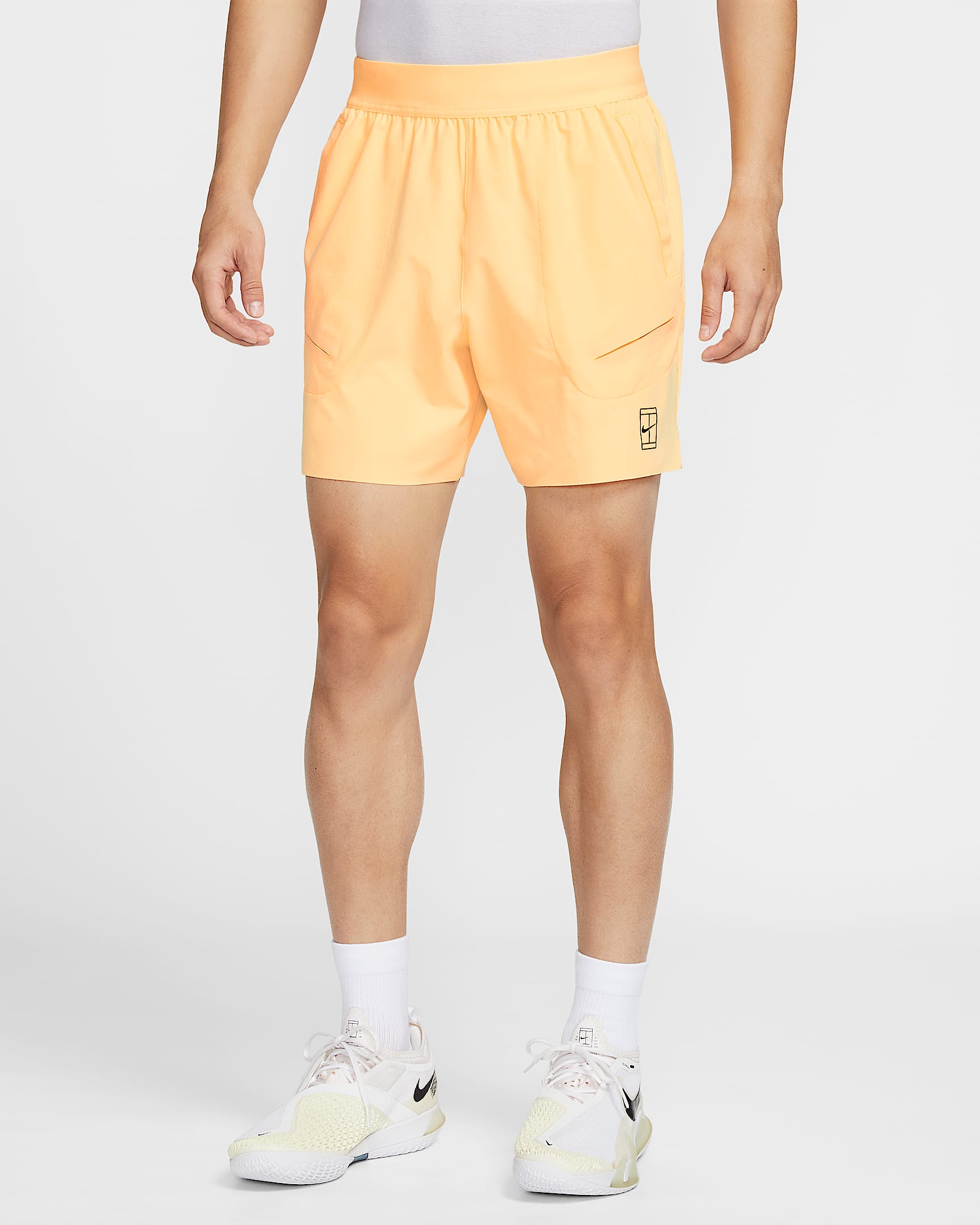 NikeCourt Advantage Dri-FIT 扬尼克·辛纳同款男子速干网球短裤 - 浅橘红/黑