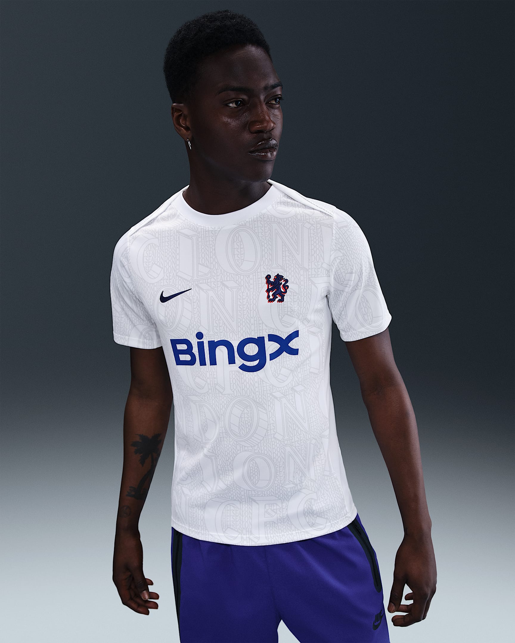 切尔西 Academy Pro Nike Dri-FIT 男子速干赛前足球上衣 - 白色/白金色/灯草蓝
