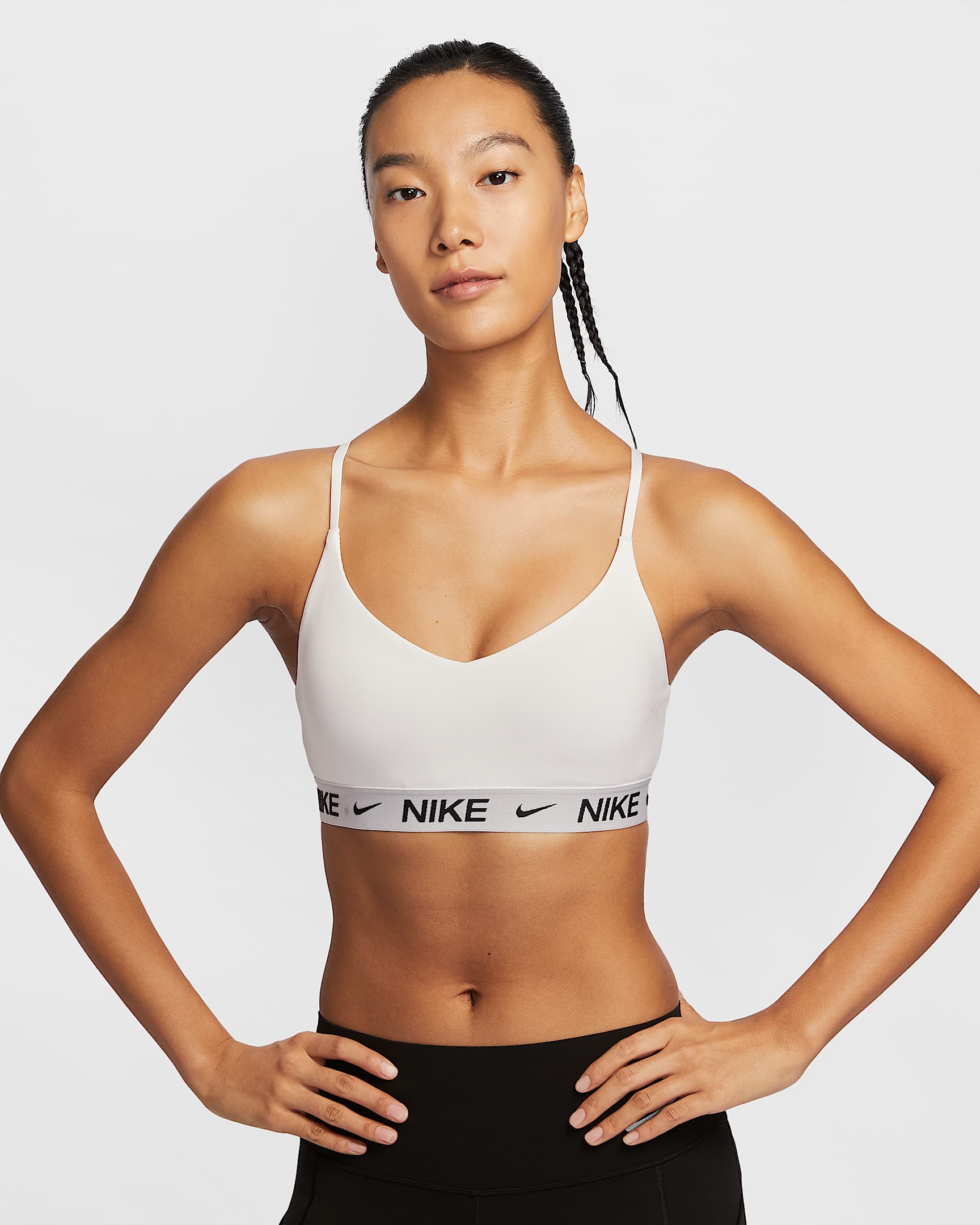 Nike Indy 女子可调节低强度支撑透气速干衬垫运动内衣 - 白色/黑
