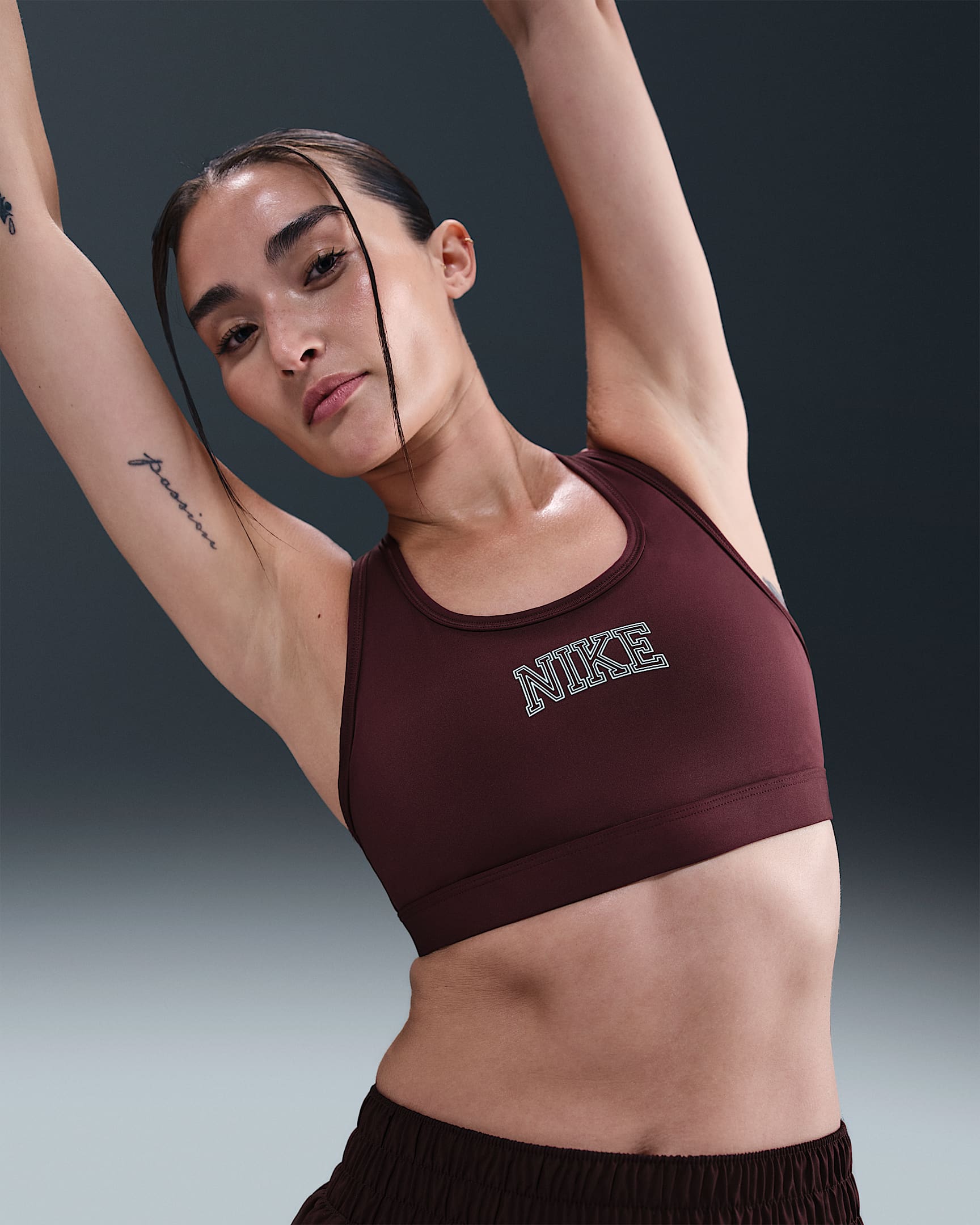 Nike Swoosh 女子中强度支撑速干衬垫运动内衣 - 鲜亮勃艮第酒红