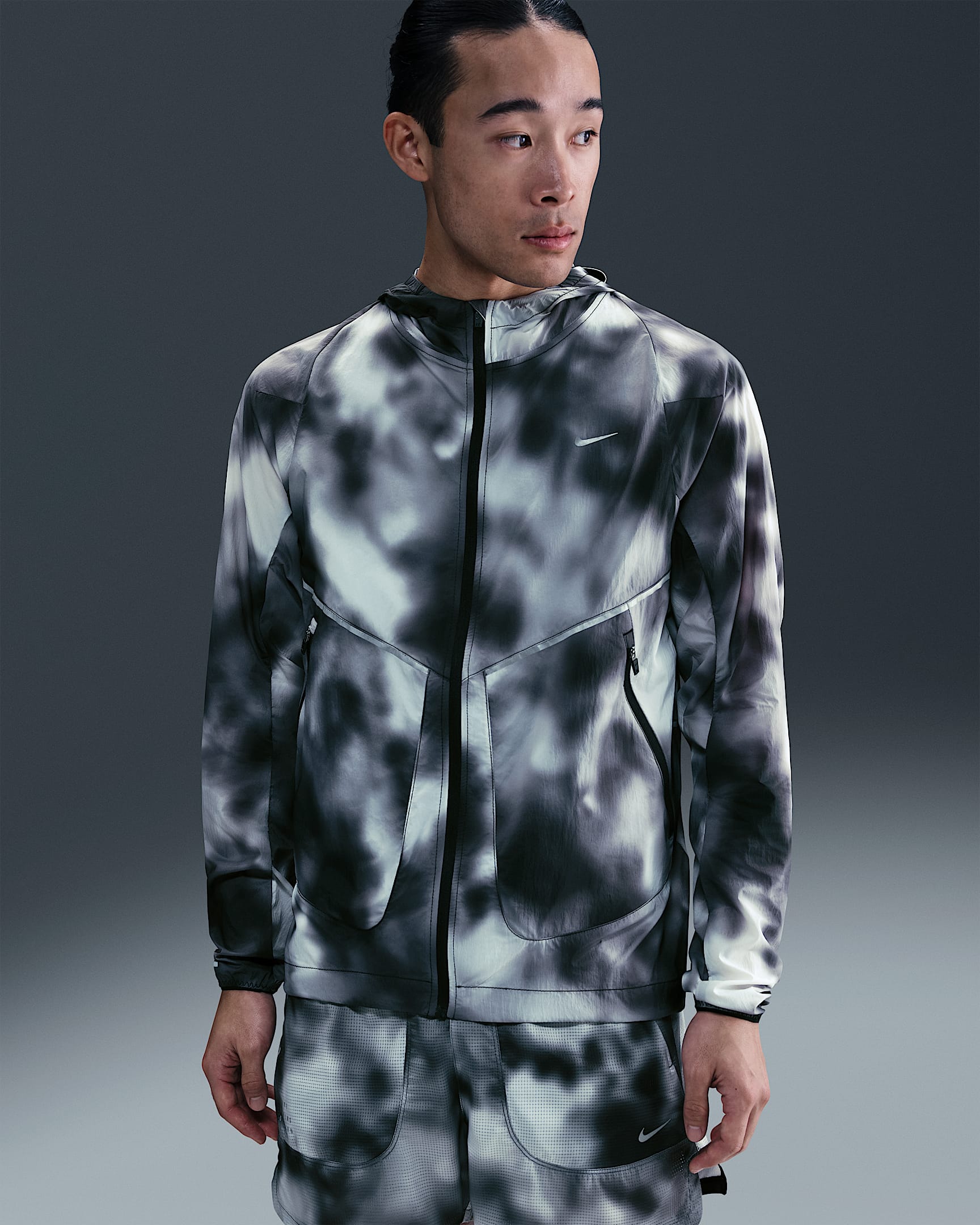 Nike Running Division 男子拒水跑步夹克防晒衣皮肤衣 - 黑/黑